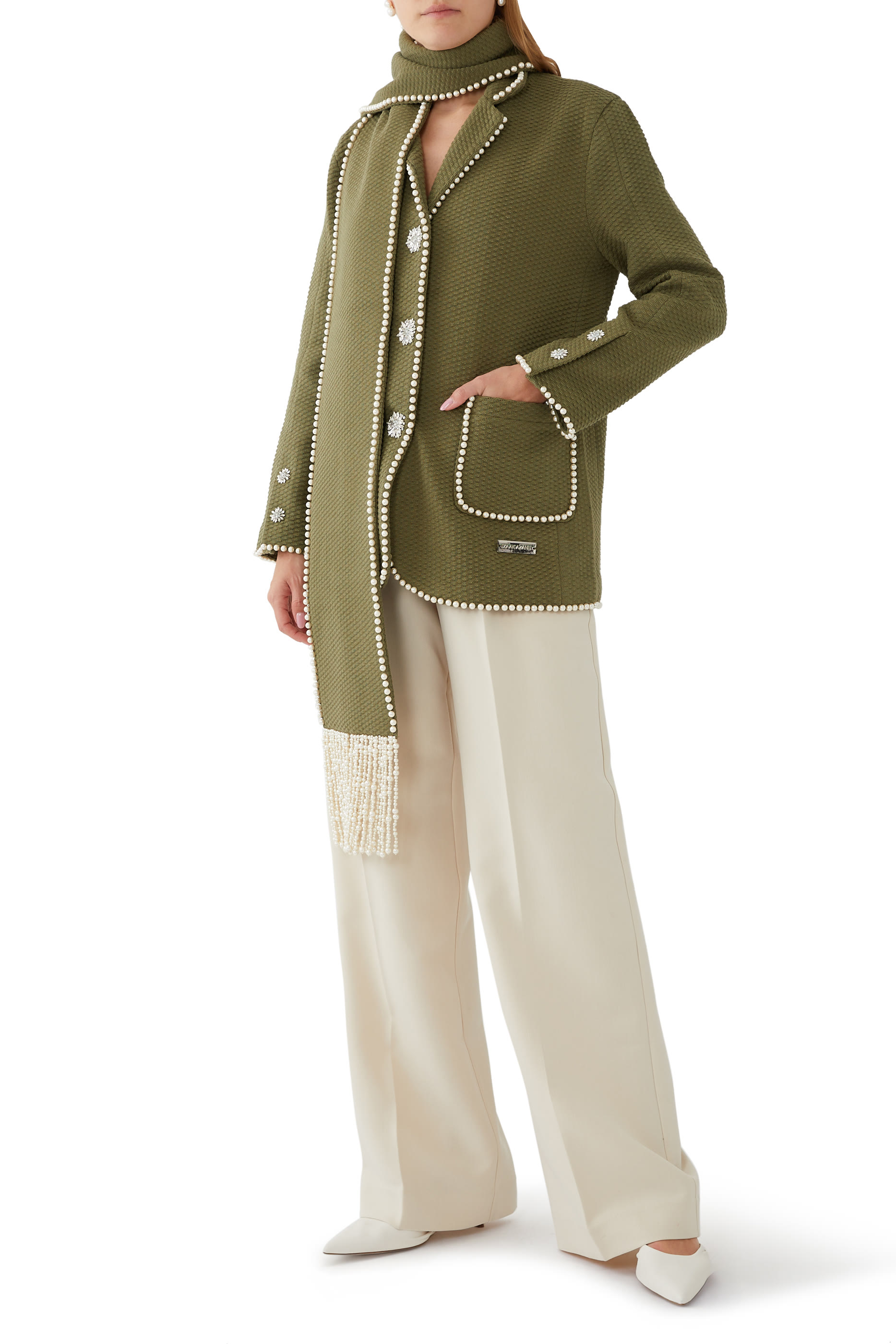 معطف بلؤلؤ وشرابات