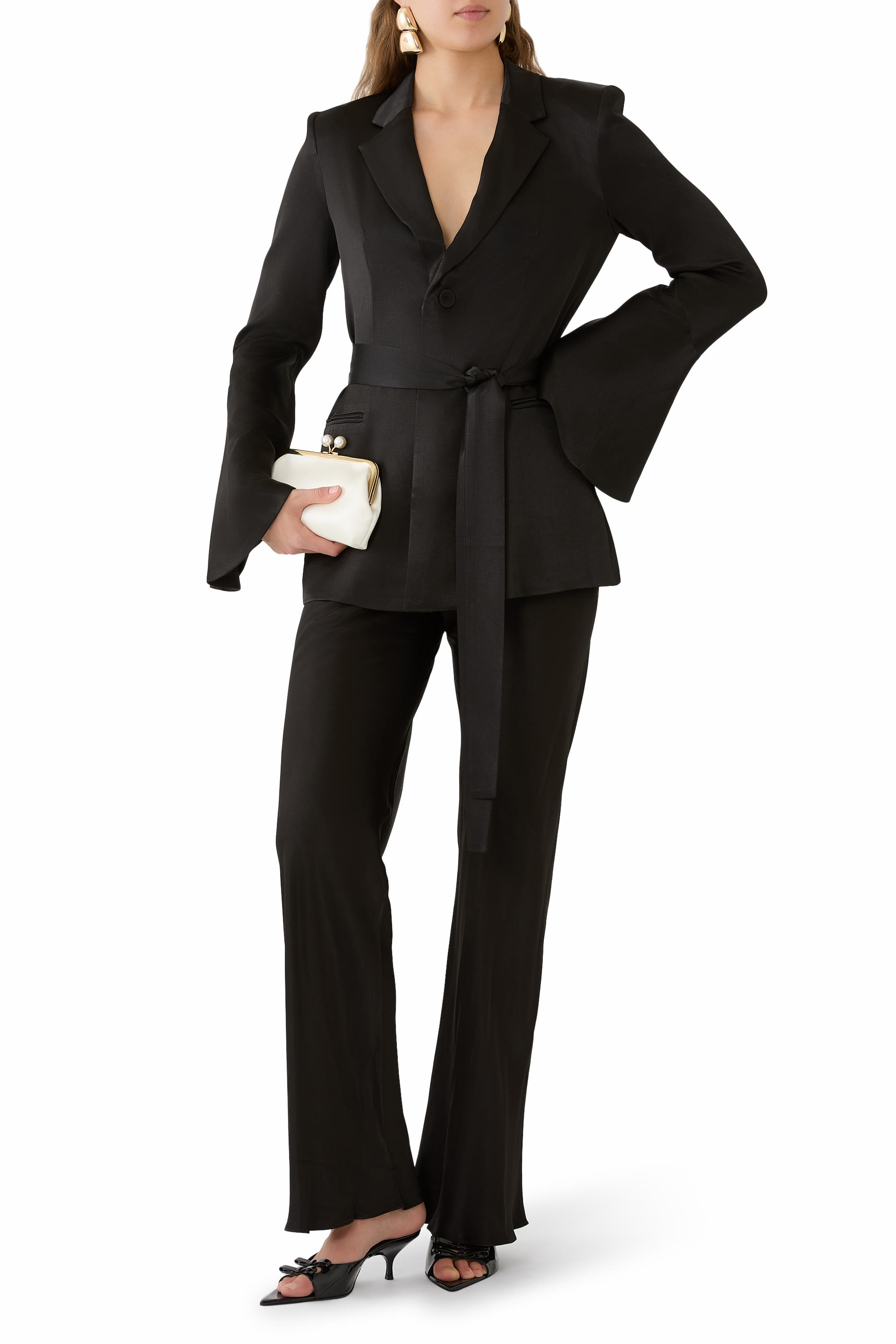 بنطال لا لون بقصة مائلة