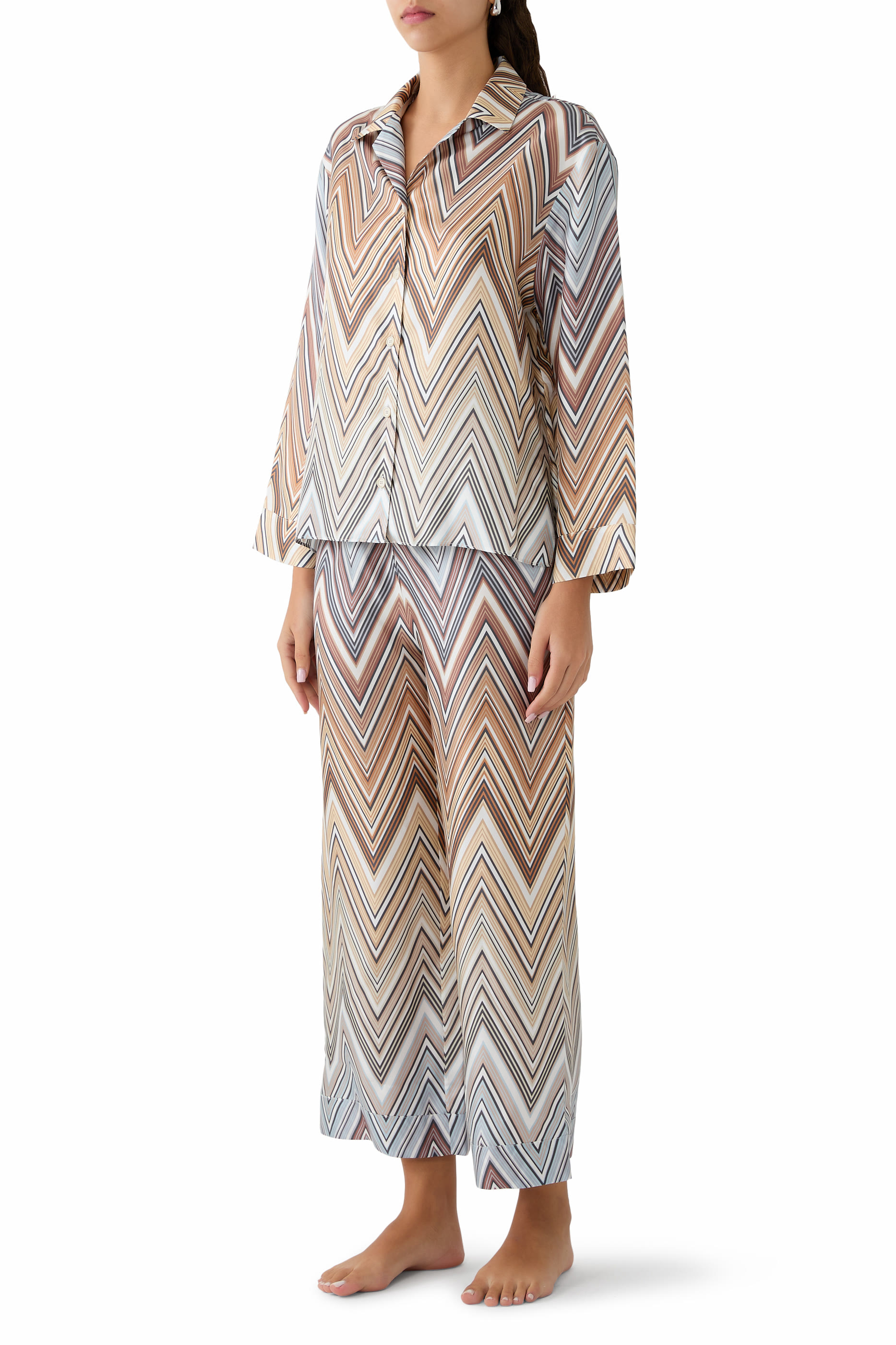 طقم قميص وبنطال بنقشة خطوط متعرجة