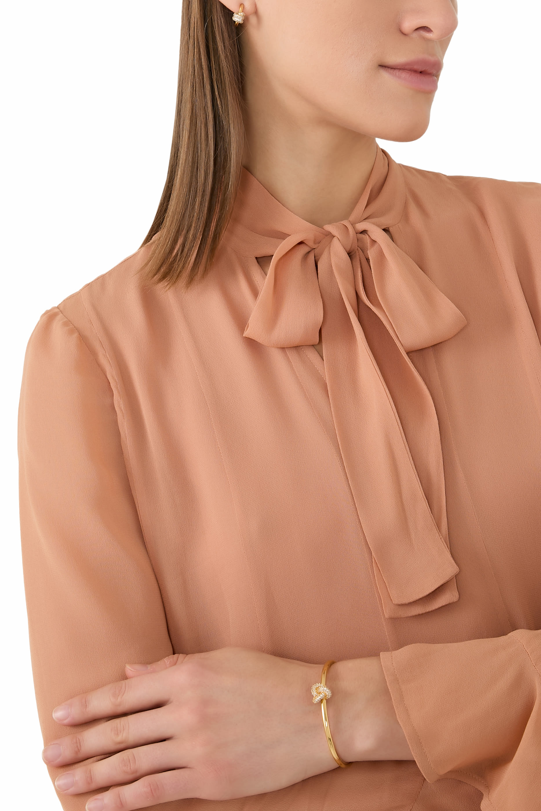 أقراط هاجي روبس اد نوتس مرصعة بأحجار زركونيا بافيه، معدن مطلي ومشابك تيتانيوم