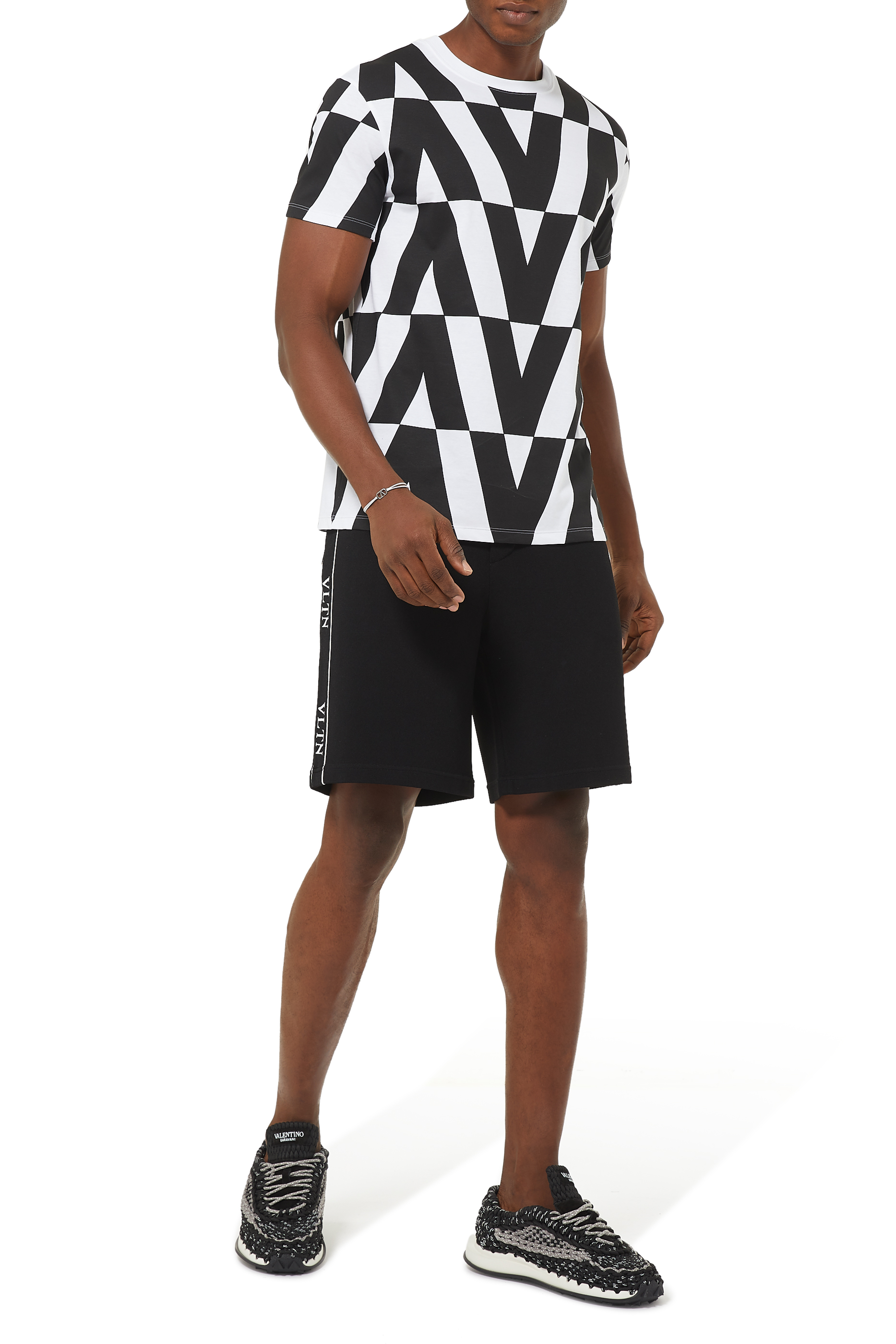 تي شيرت بنقشة ماكرو أوبتيكال بشعار الماركة