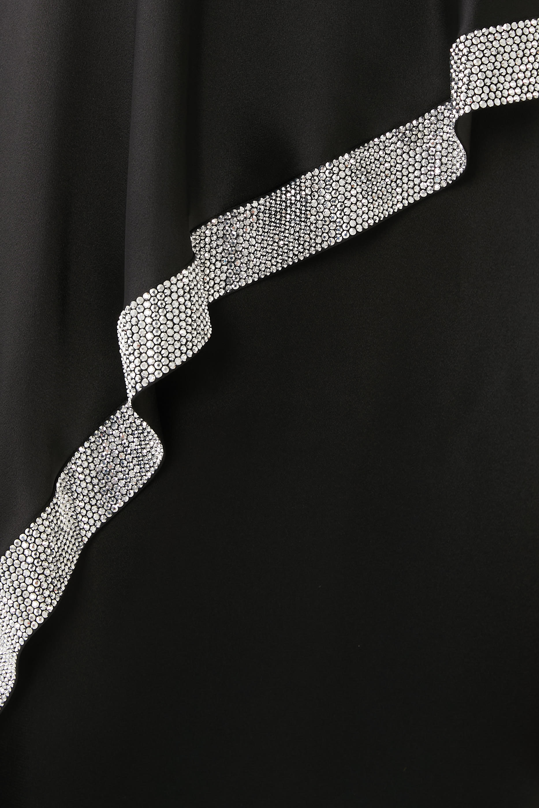 فستان مرصع بالكريستال