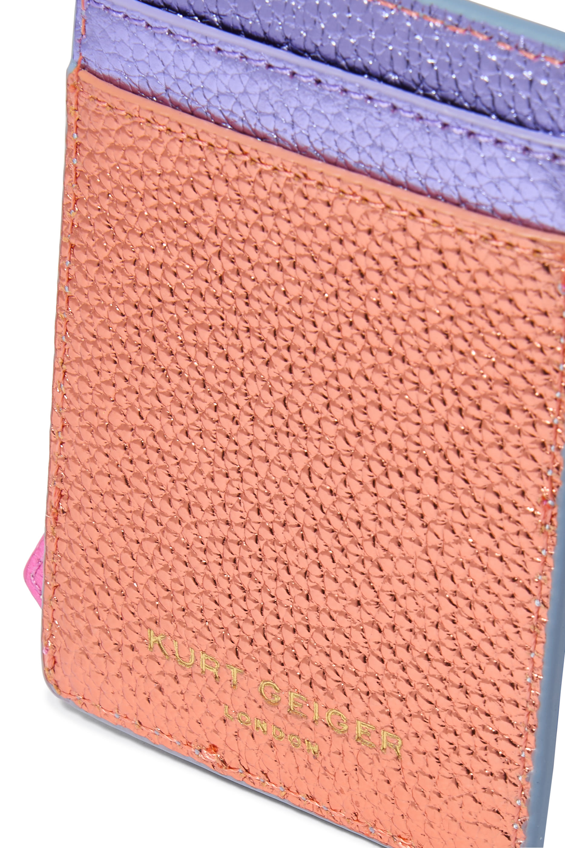 حافظة بطاقات مزينة بتفاصيل نظارة شمسية