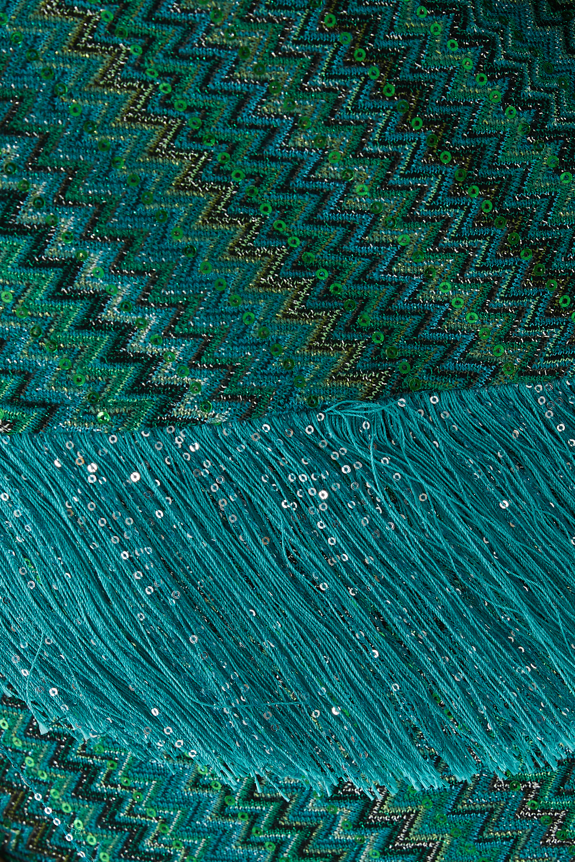 فستان بتصميم حصري غير متماثل وقصة واسعة ونقشة خطوط متعرجة مزين بترتر وشراشيب راشيل