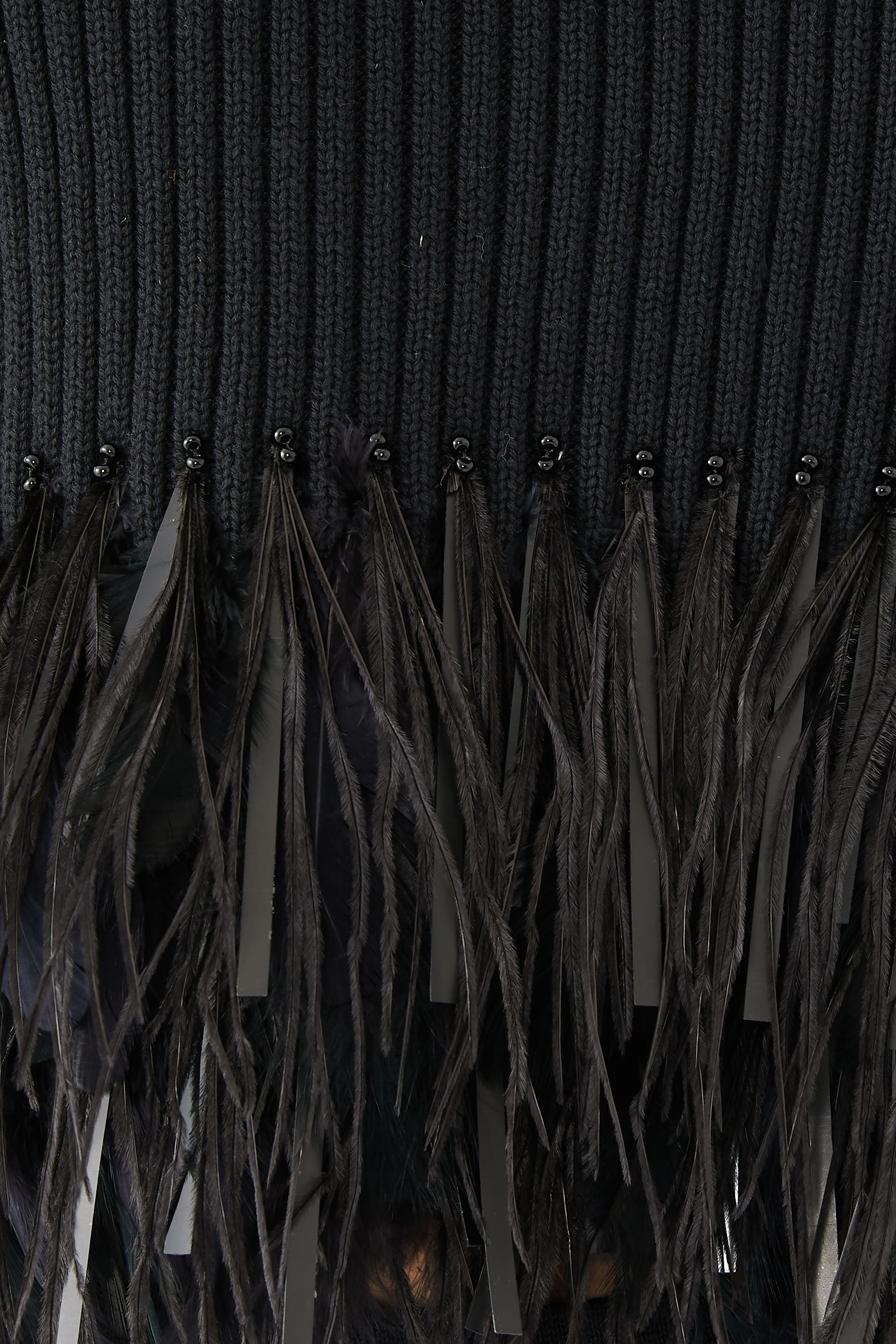 بلوزة قصيرة بحافة مزينة بالريش