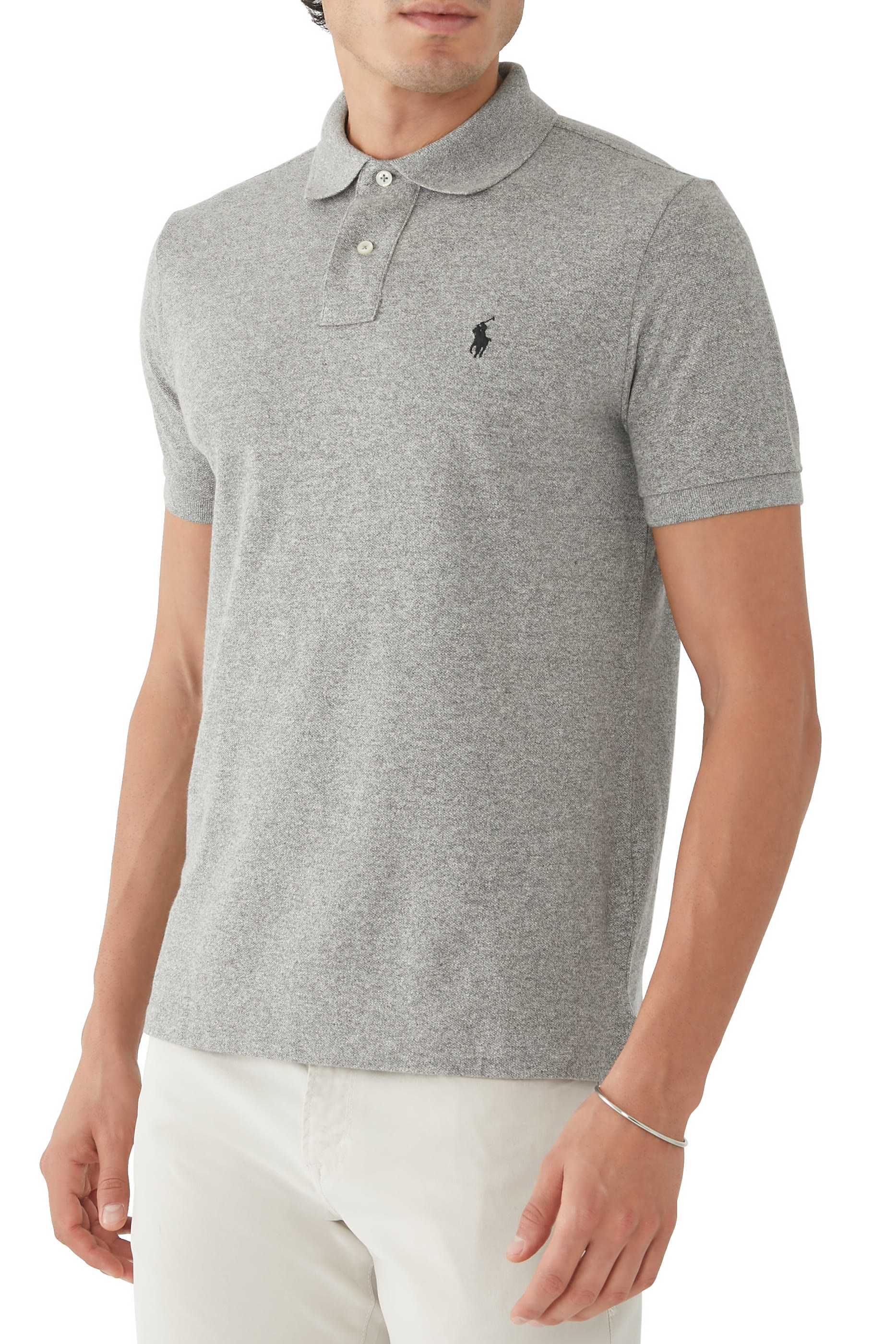 قميص بقصة ضيقة بشعار الماركة