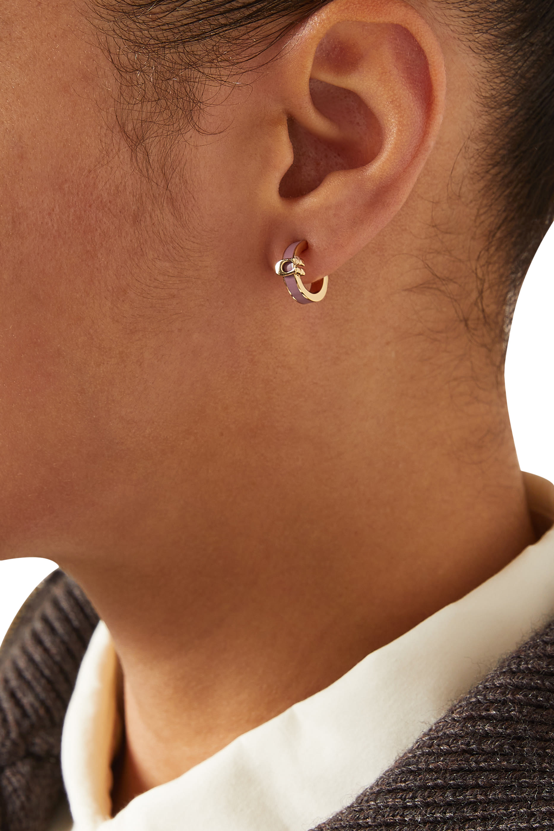 أقراط هاجي بطلاء مينا وشعار الماركة