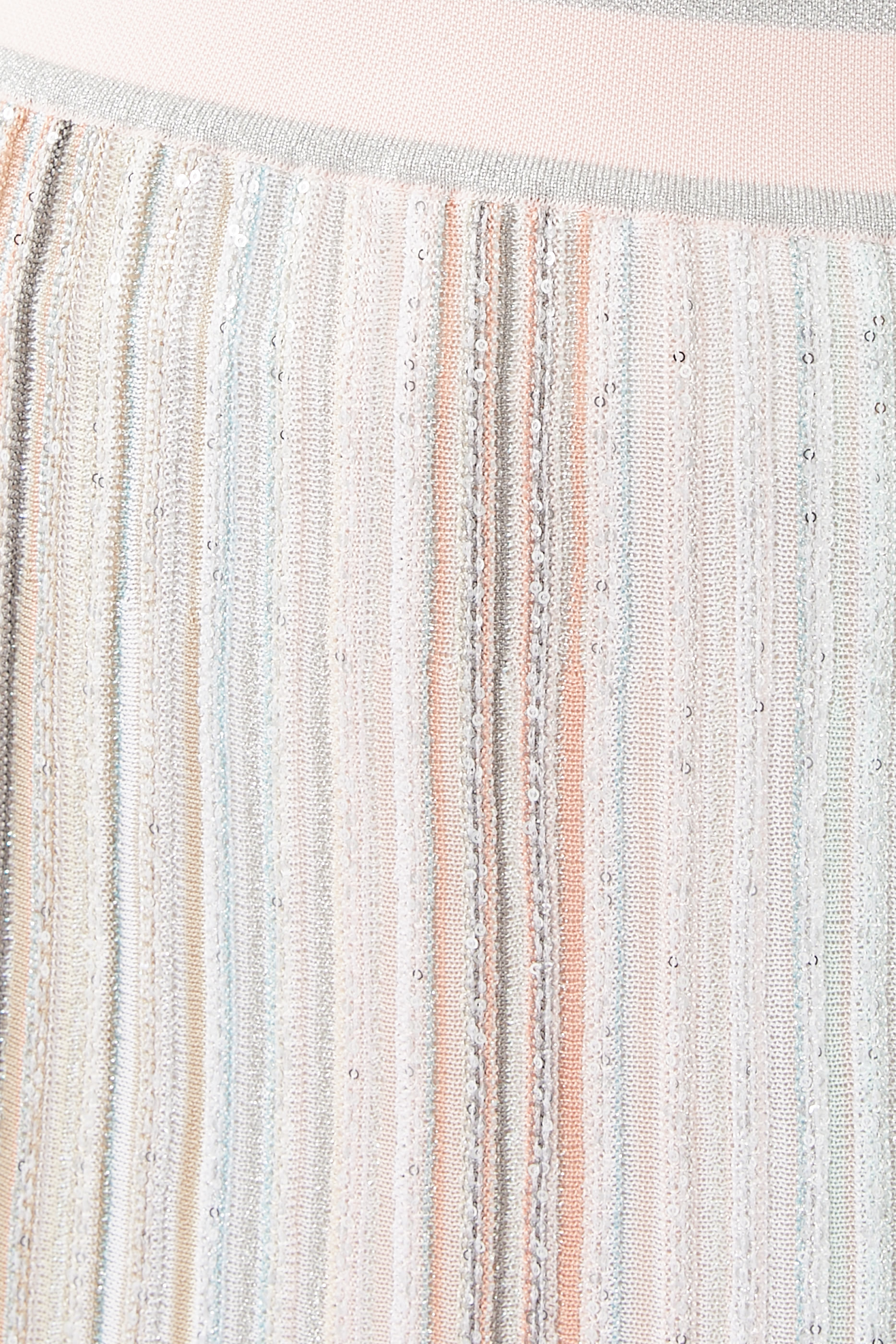 تنورة طويلة بخطوط عمودية مطرزة بالترتر