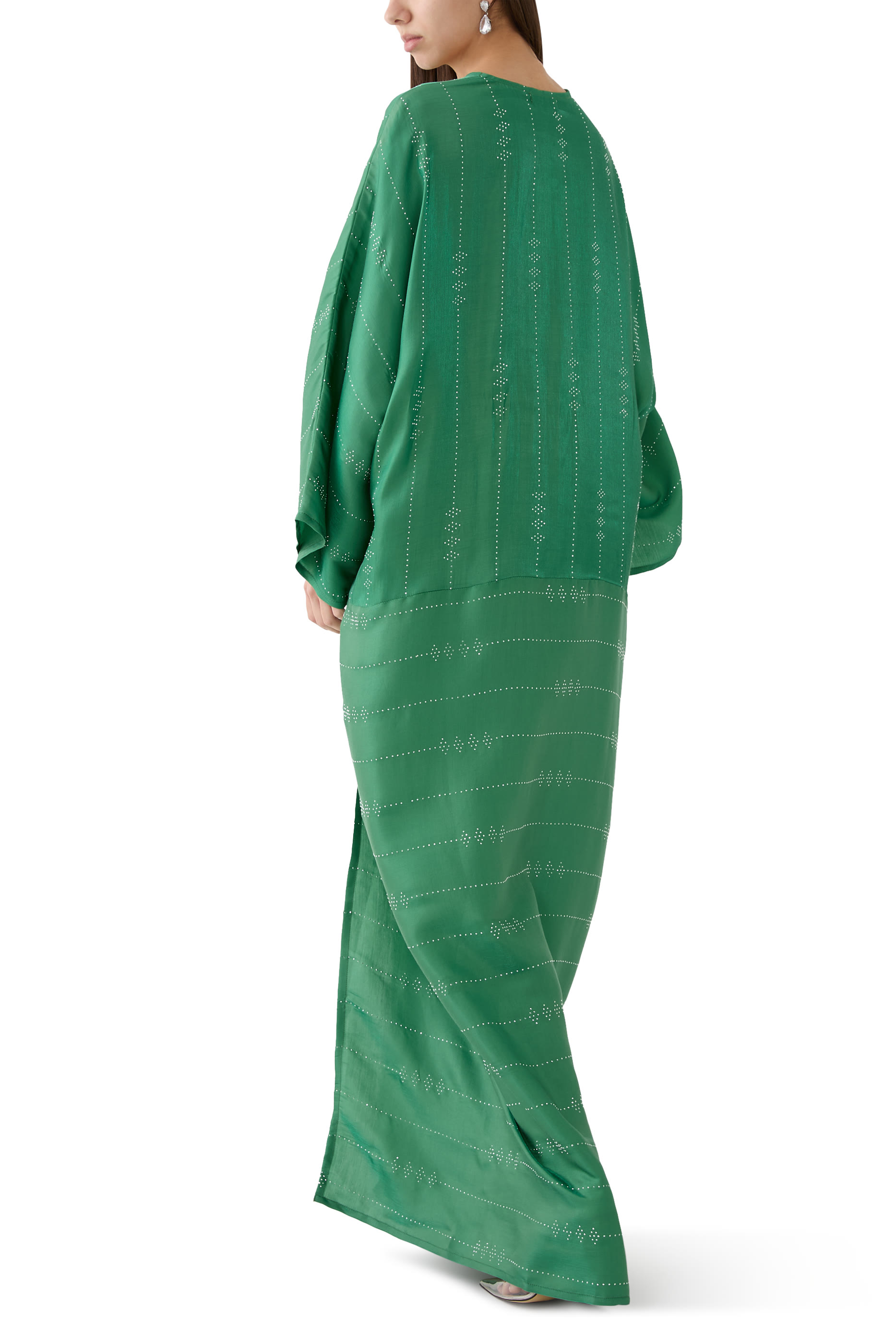 بشت بياقة V وحلي