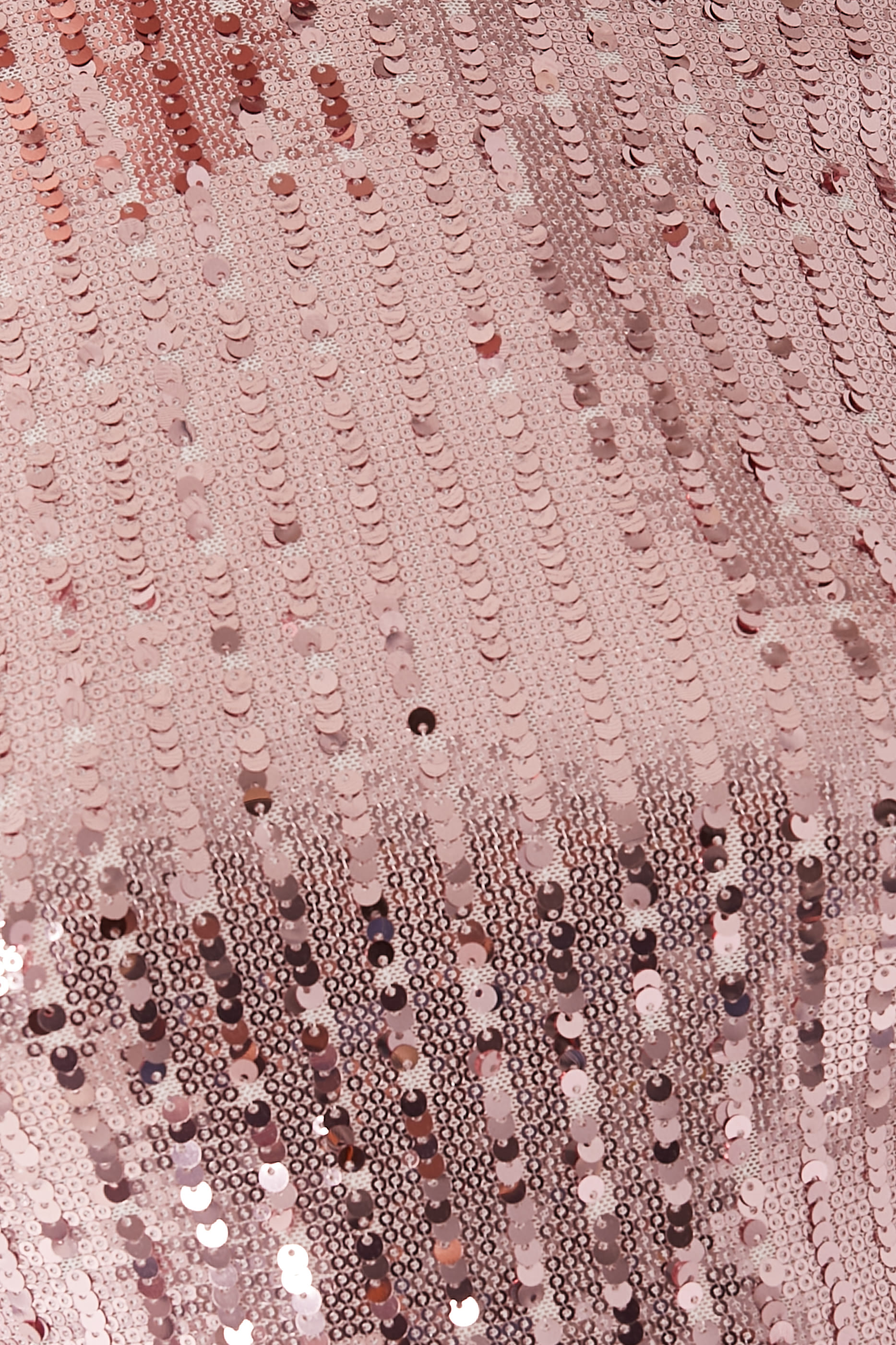 فستان قصير بأكمام طويلة مطرز بالترتر