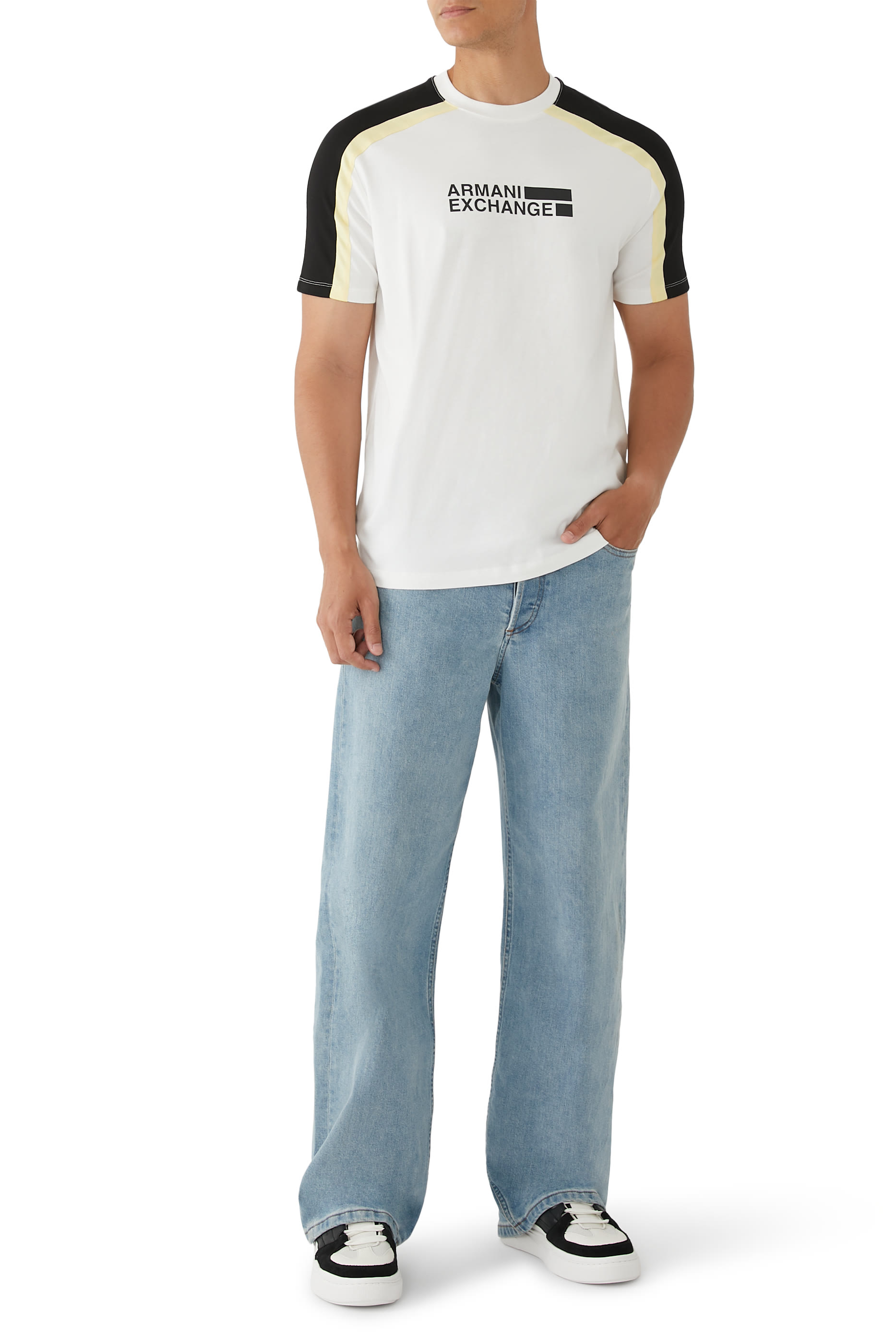 تيشيرت بياقة ضيقة بنقشة شعار الماركة