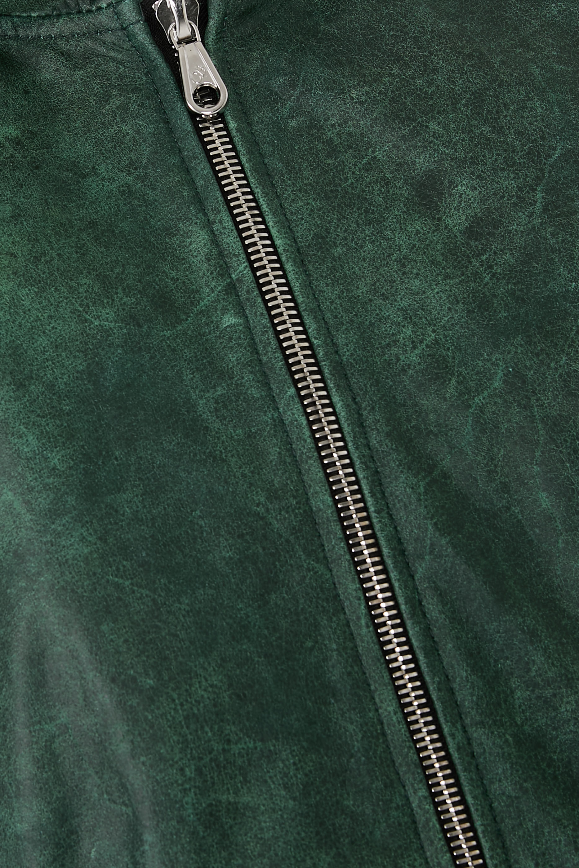 جاكيت بغطاء للرأس جلد