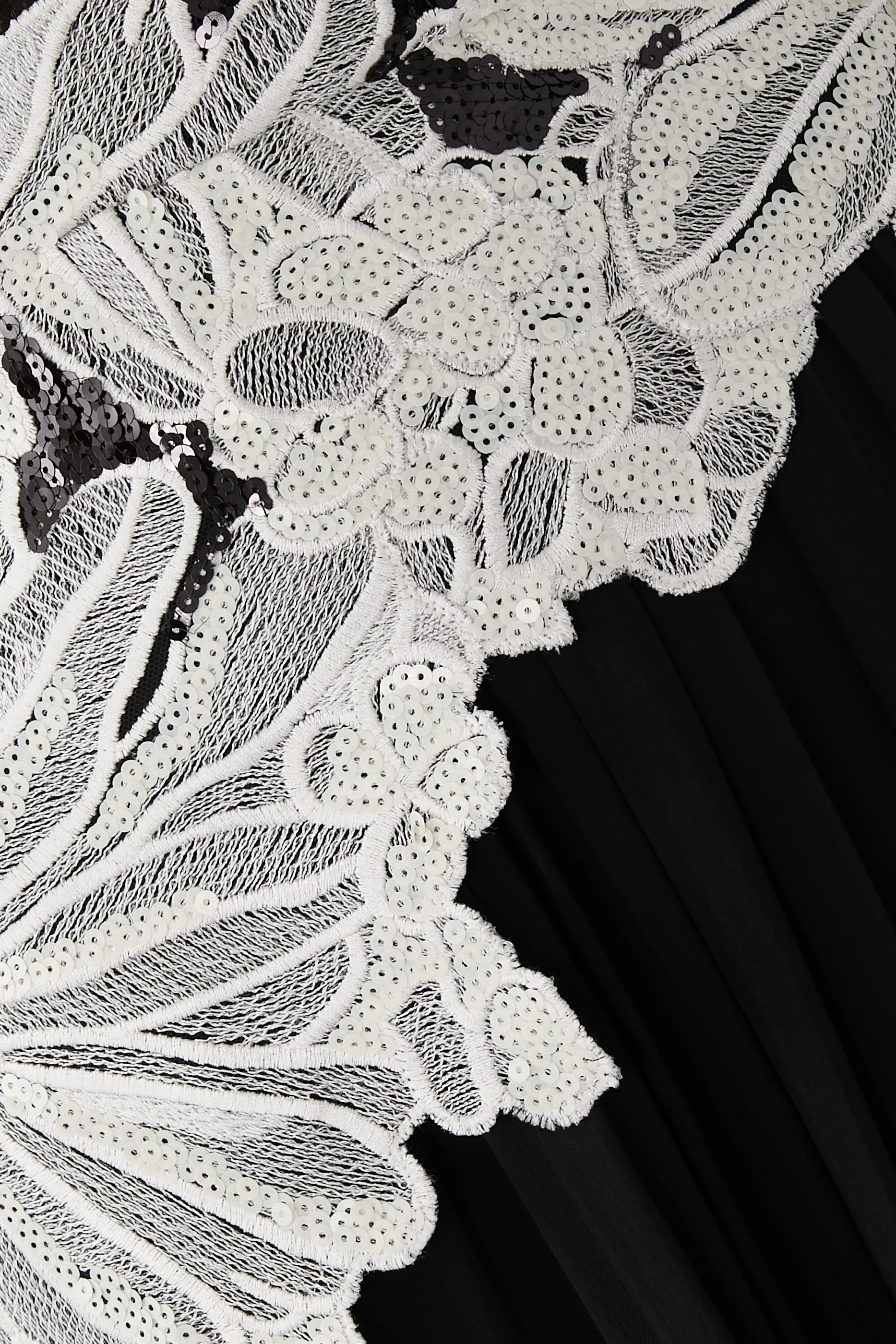 فستان متوسط الطول مطرز بالترتر