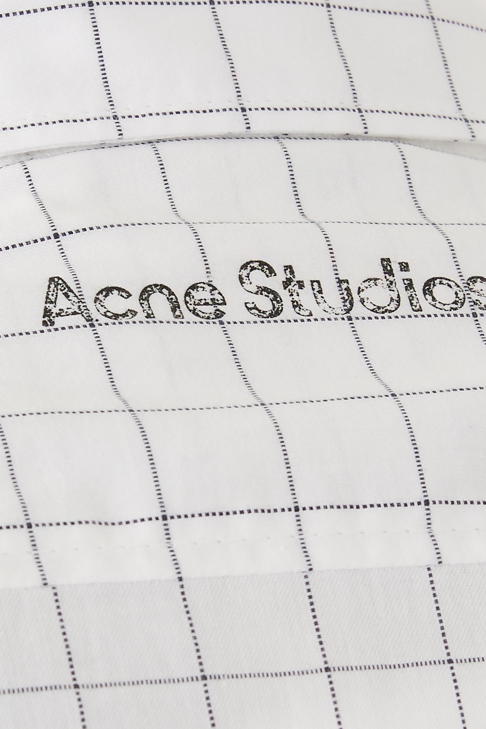 قميص بصف أزرار ونقشة مربعات