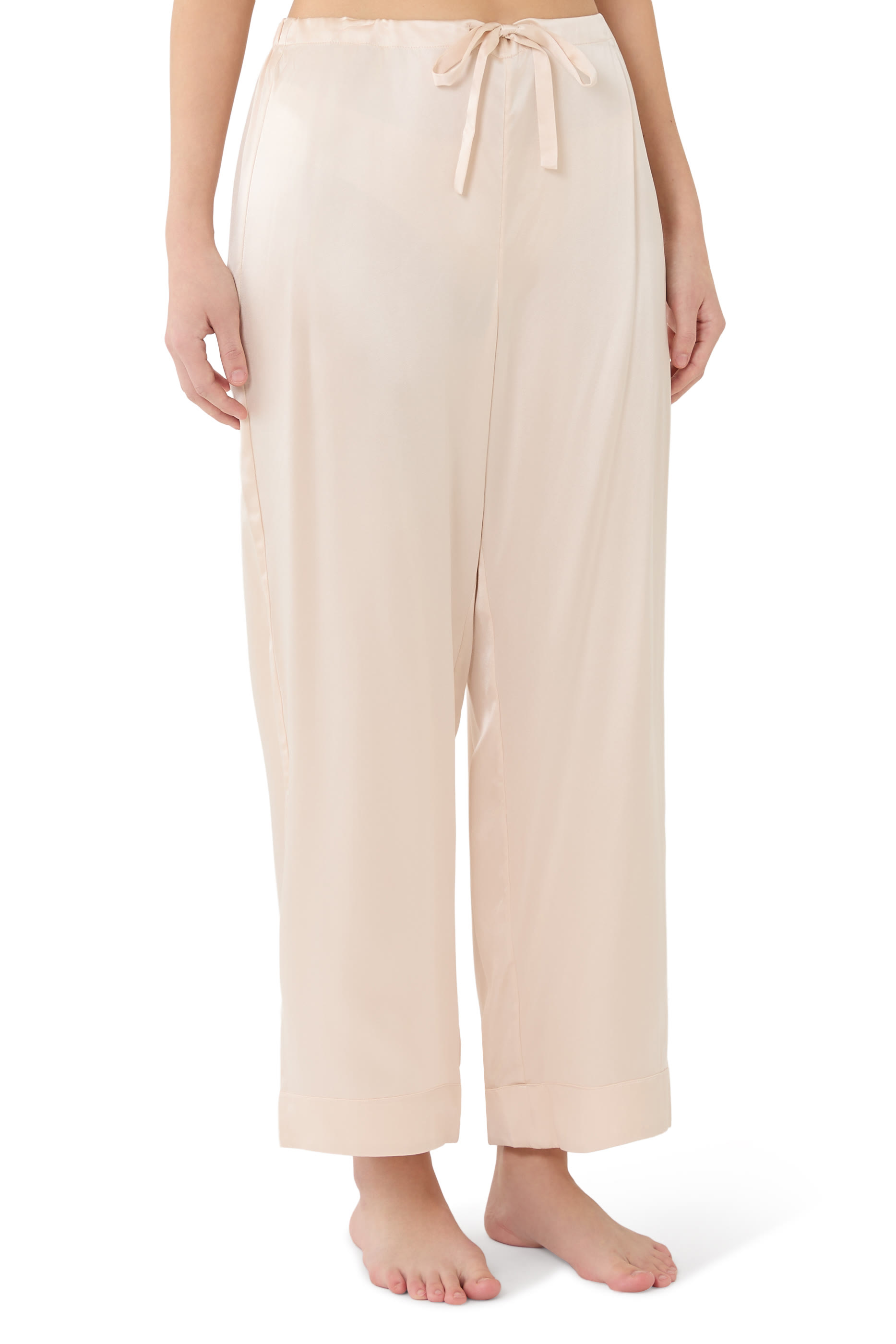 طقم بيجامة بأكتاف منخفضة وجيوب حرير