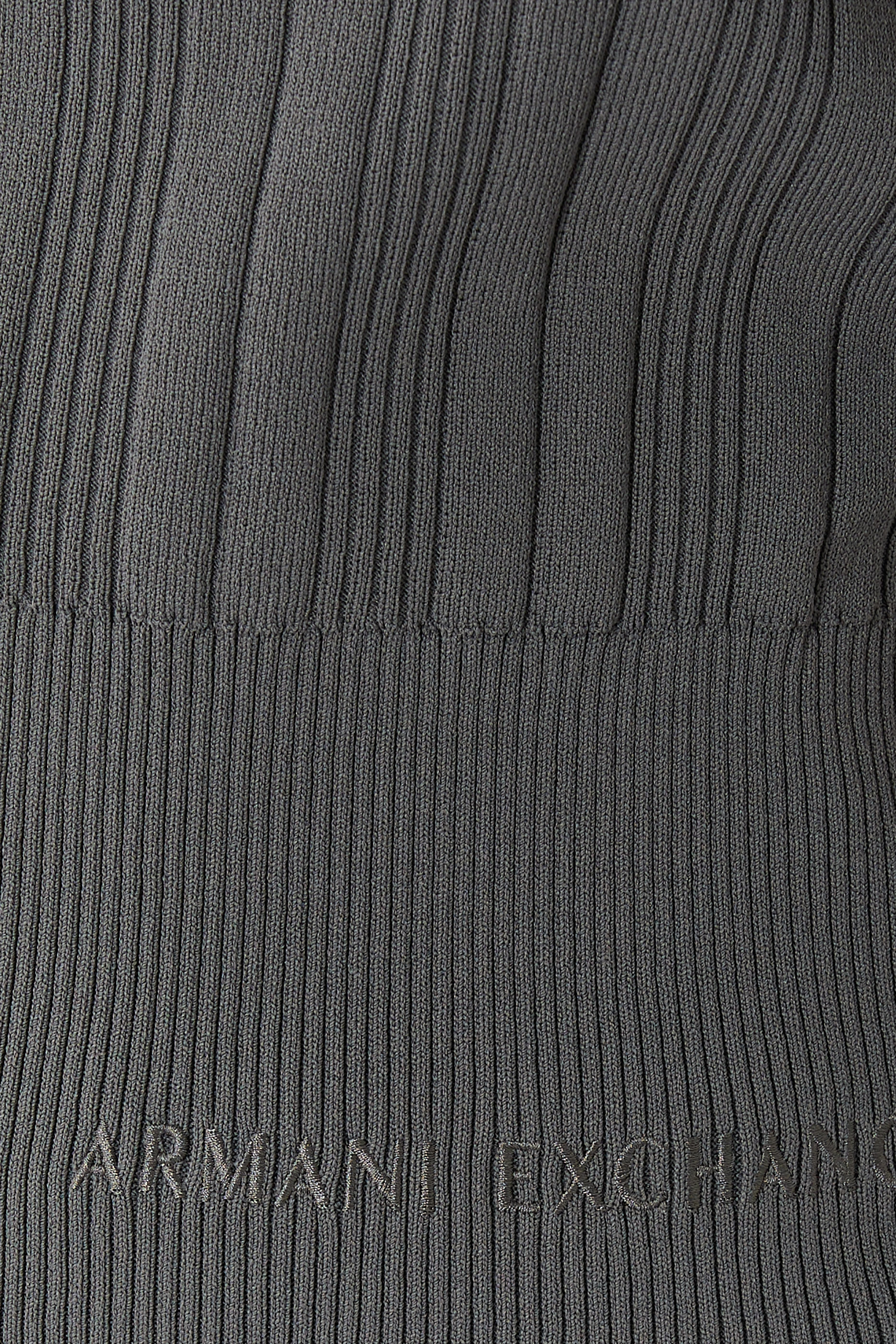 بلوزة مضلعة بياقة واسعة