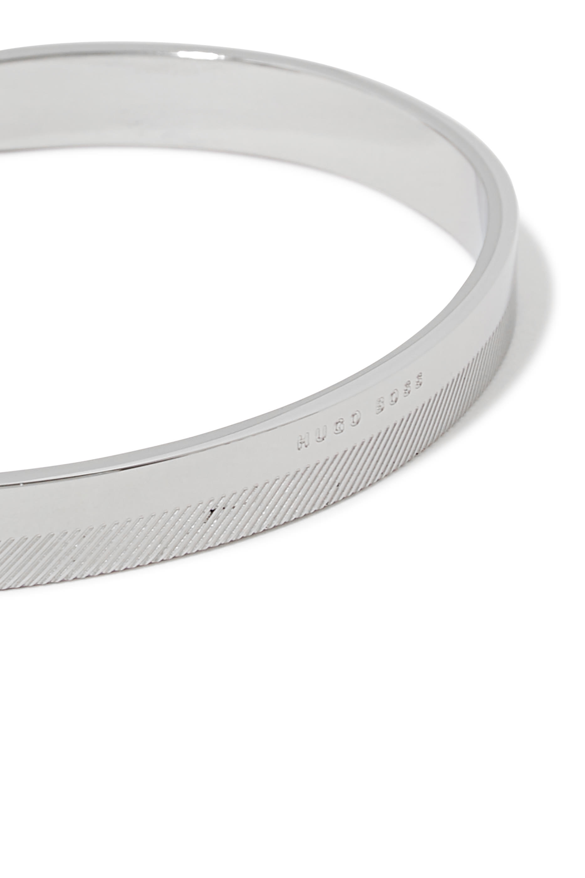 سوار بشعار الماركة وخطوط محفورة