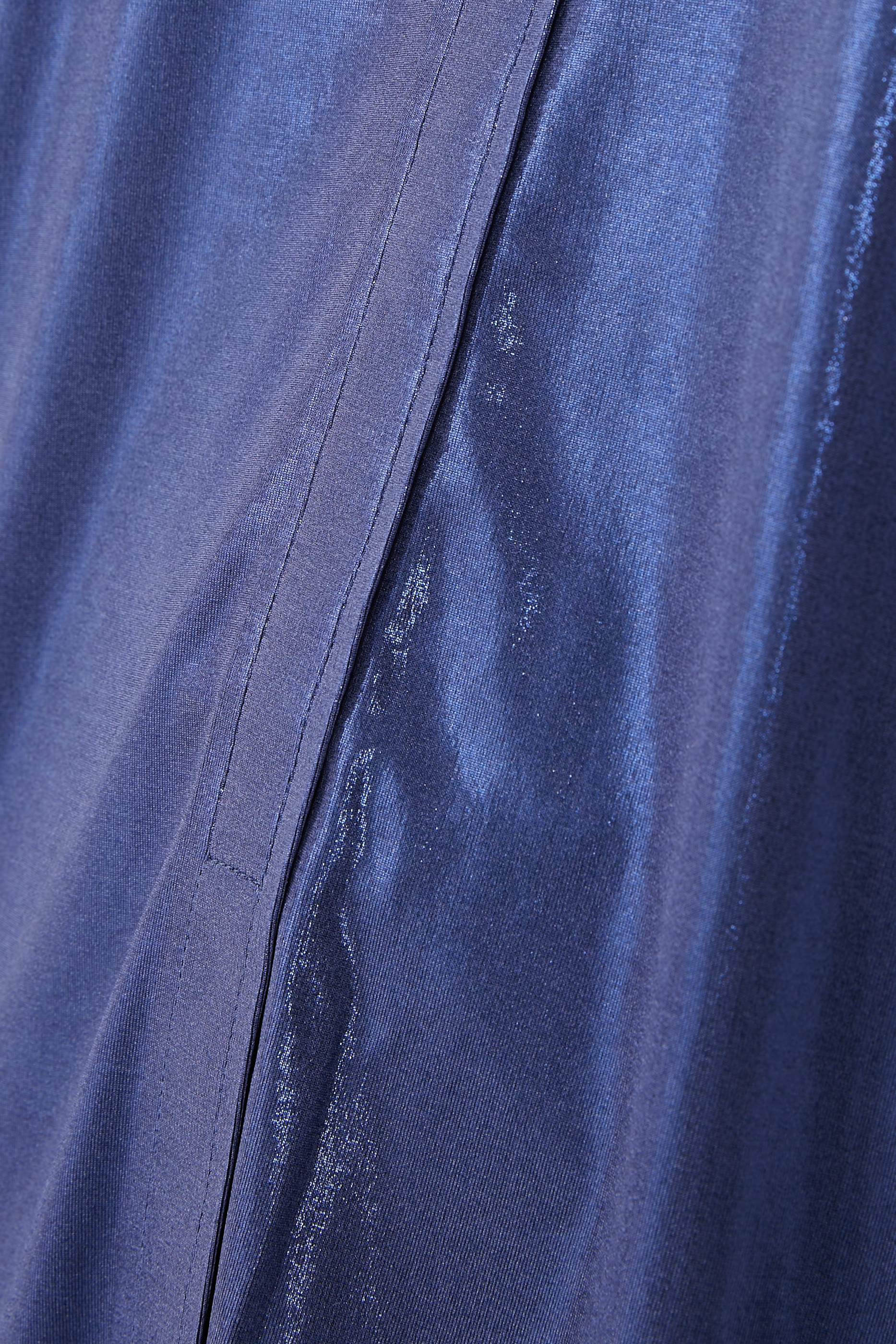 قميص ام كاي لامع بياقة عالية