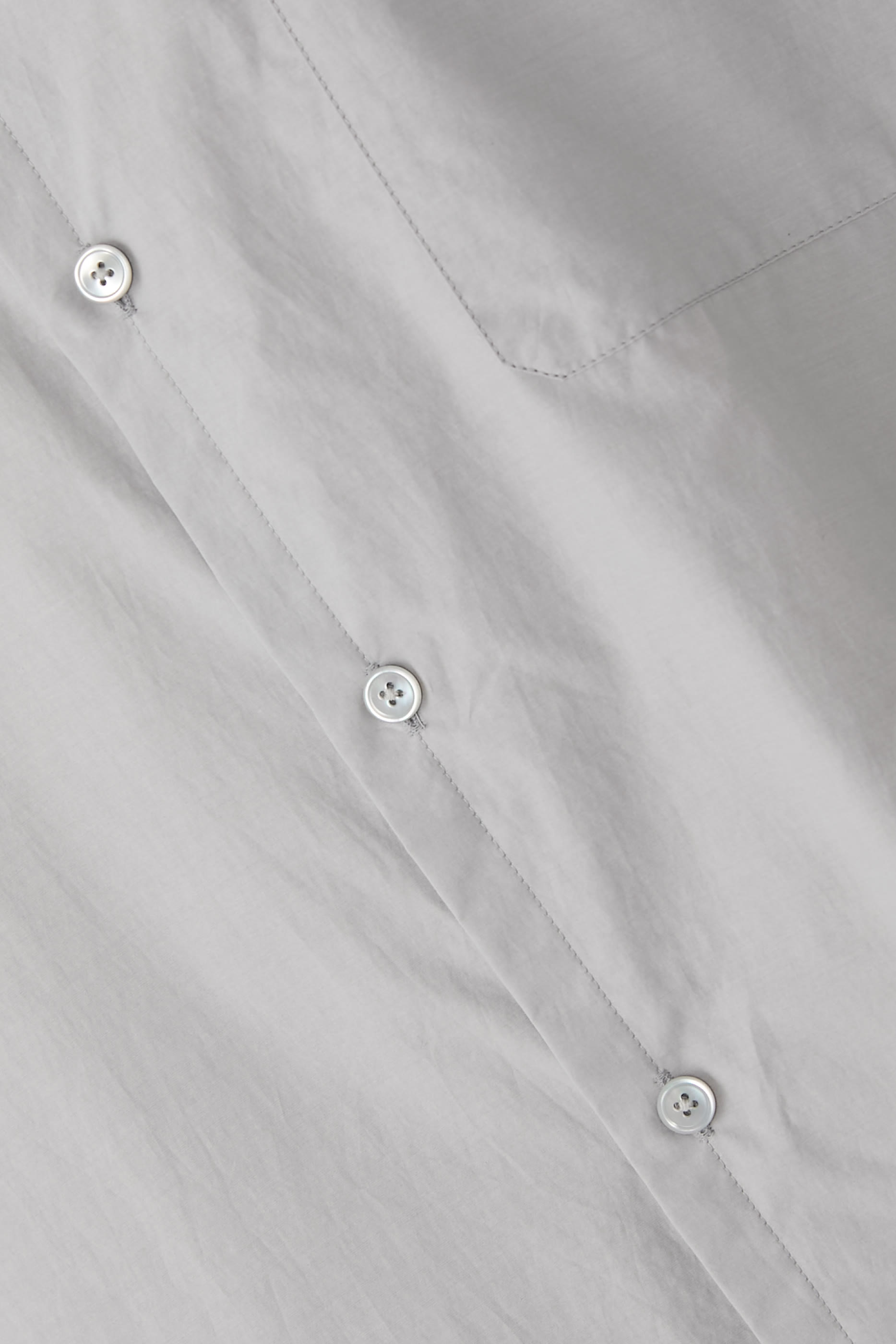 قميص بقصة عادية