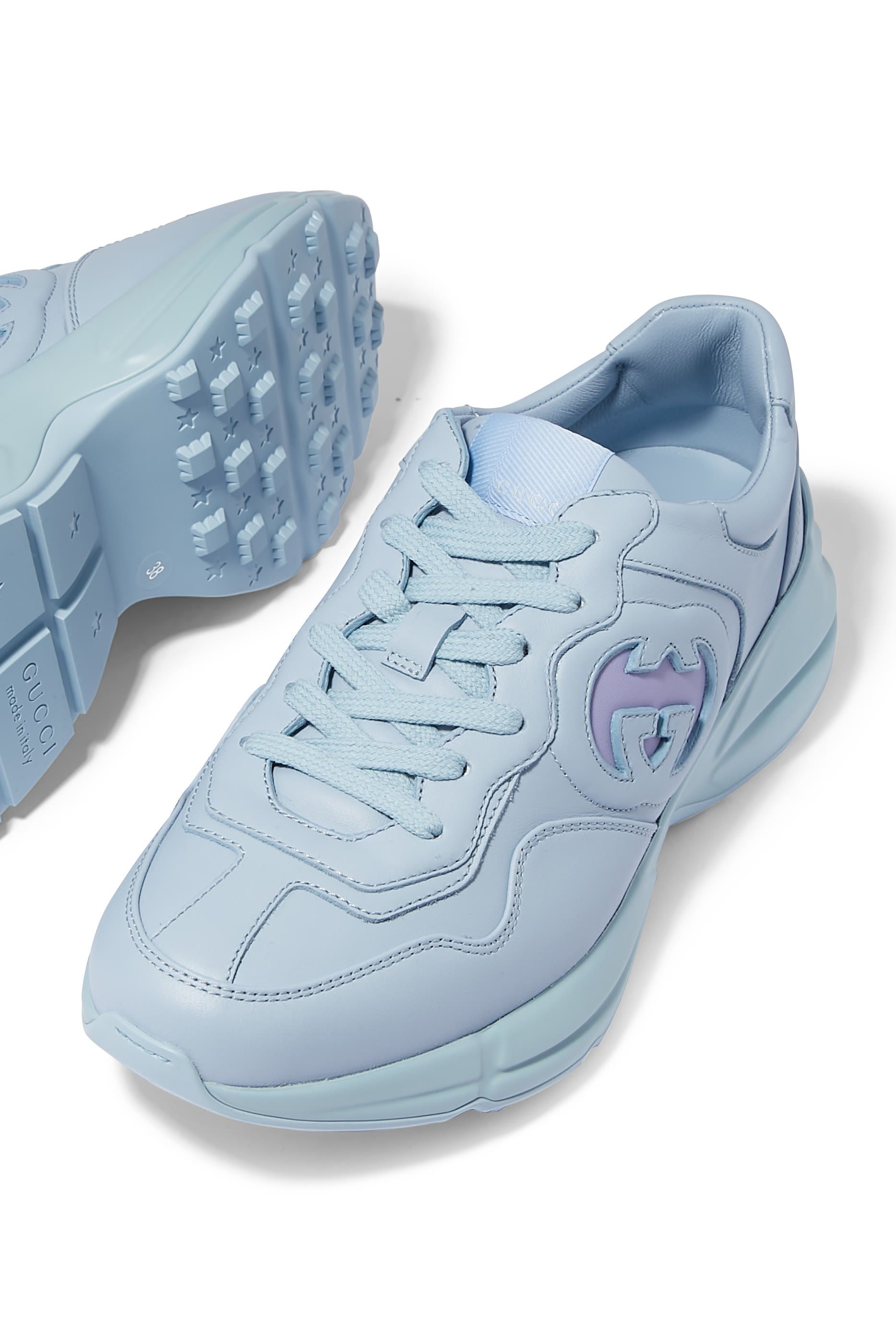 سنيكرز ريتون بنقشة حرفي شعار الماركة بتصميم متداخل