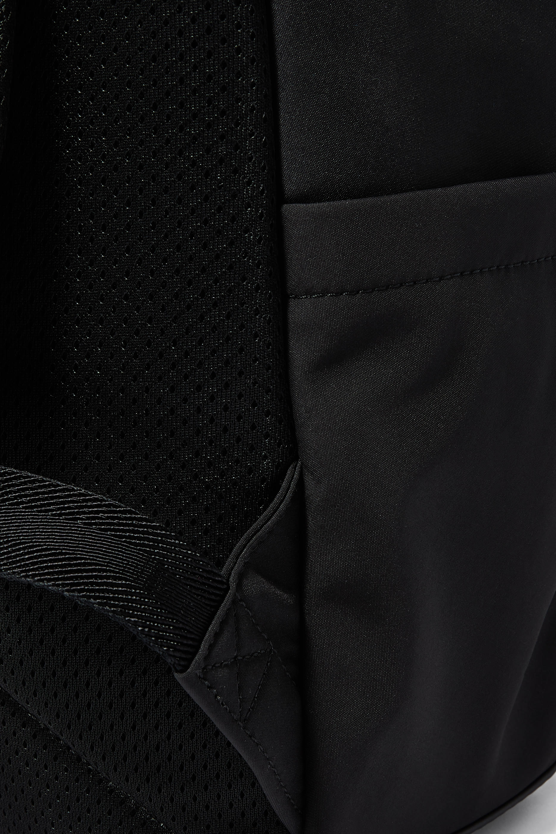 حقيبة ظهر بشعار الماركة للأطفال