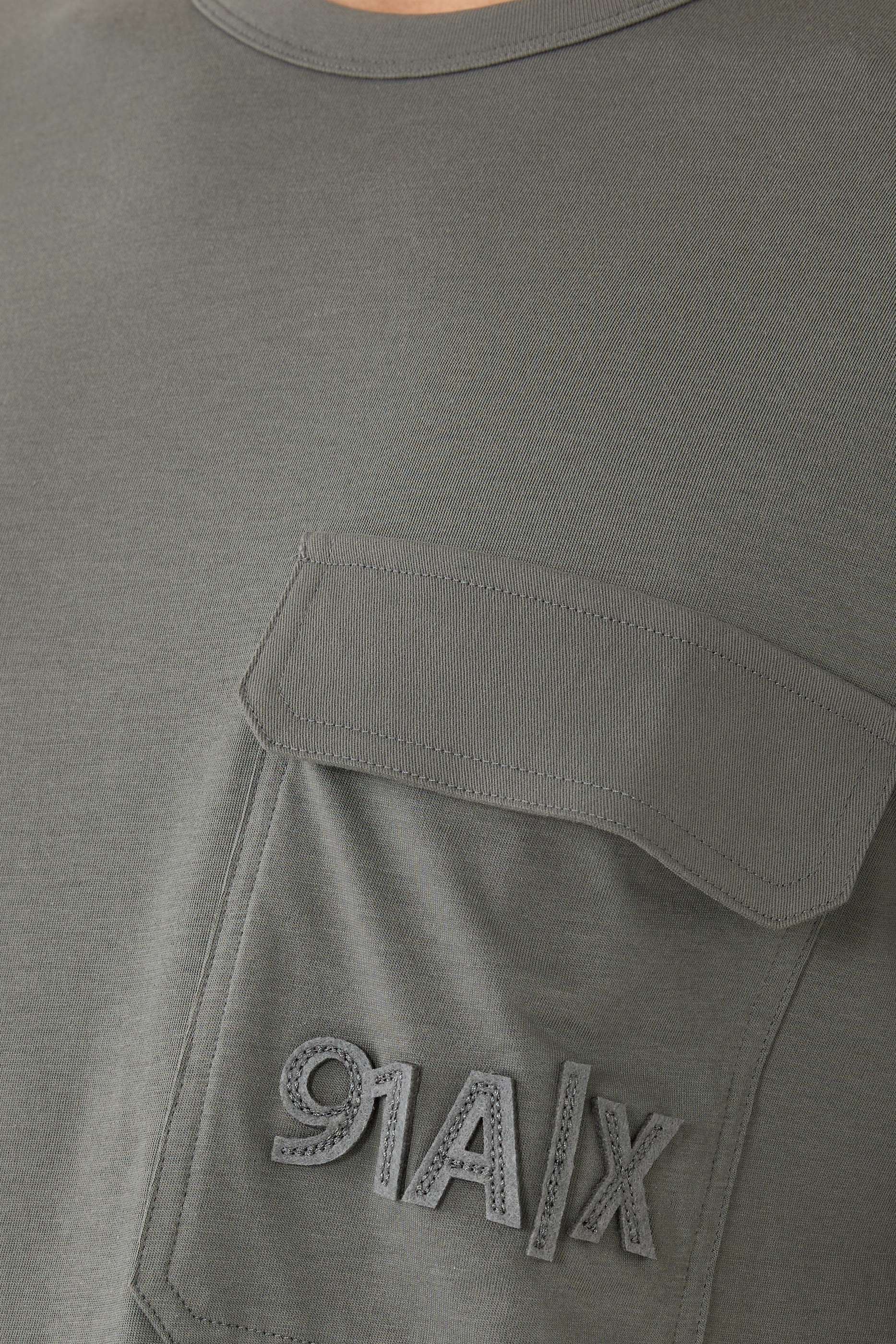 تيشيرت بشعار حرفي الماركة