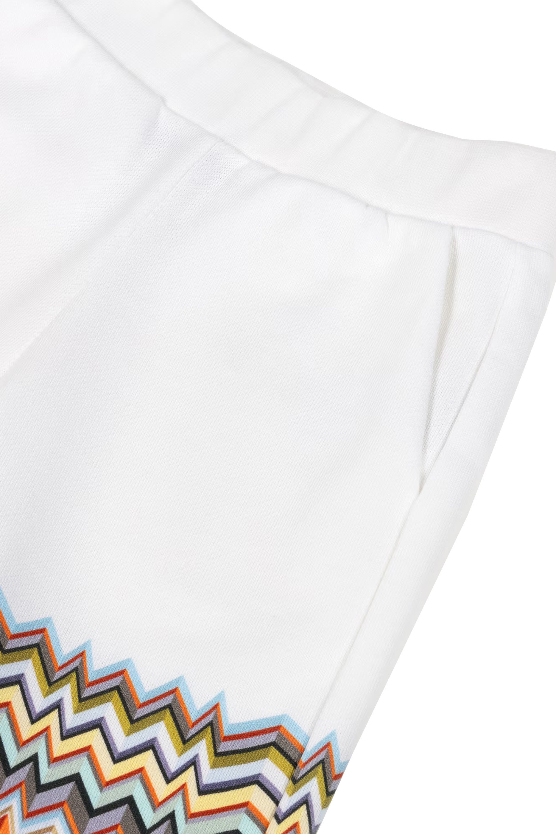 شورت رياضي بنقشة خطوط متعرجة للأطفال