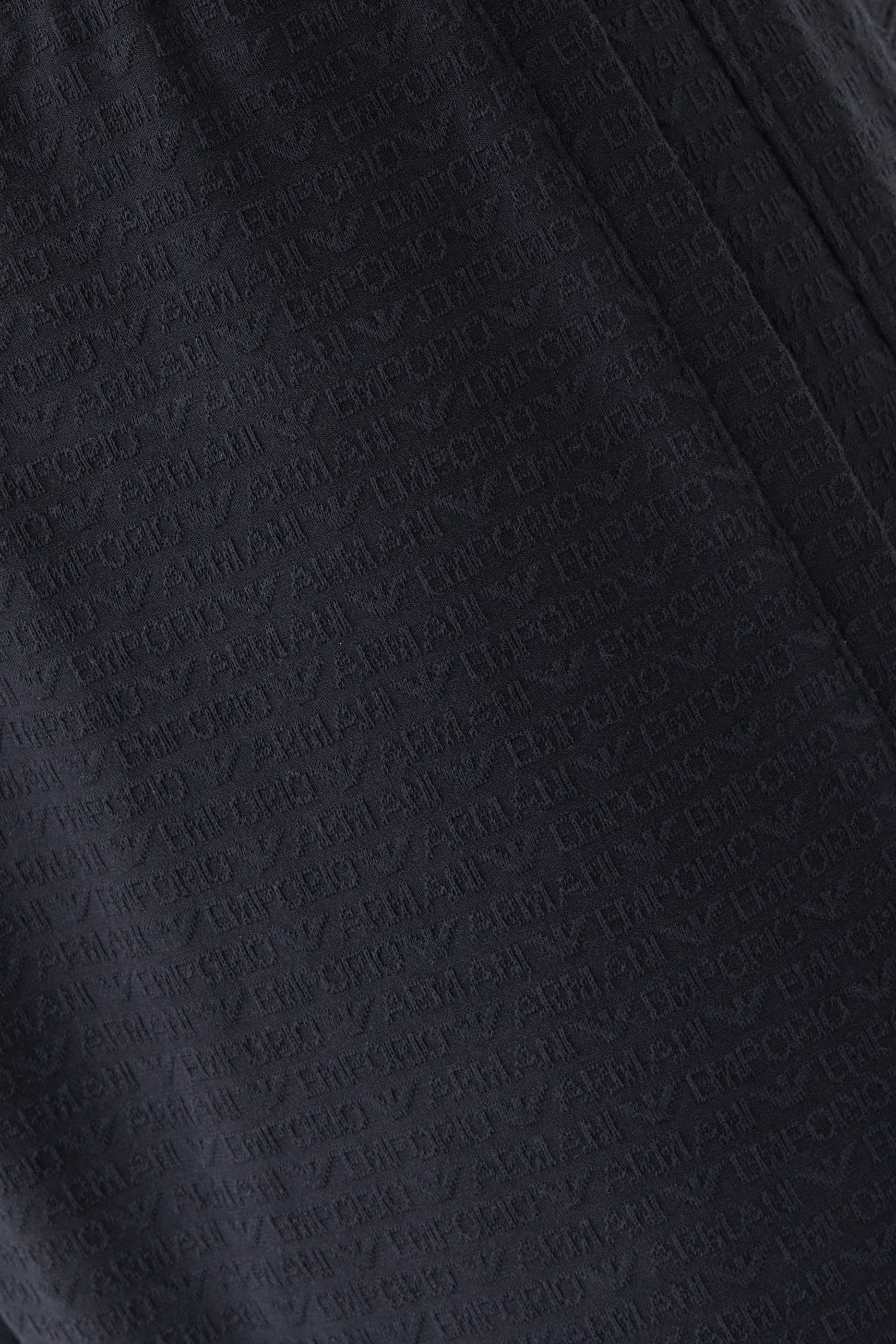 بنطال رياضي برياط تضييق وشعار الماركة صغير