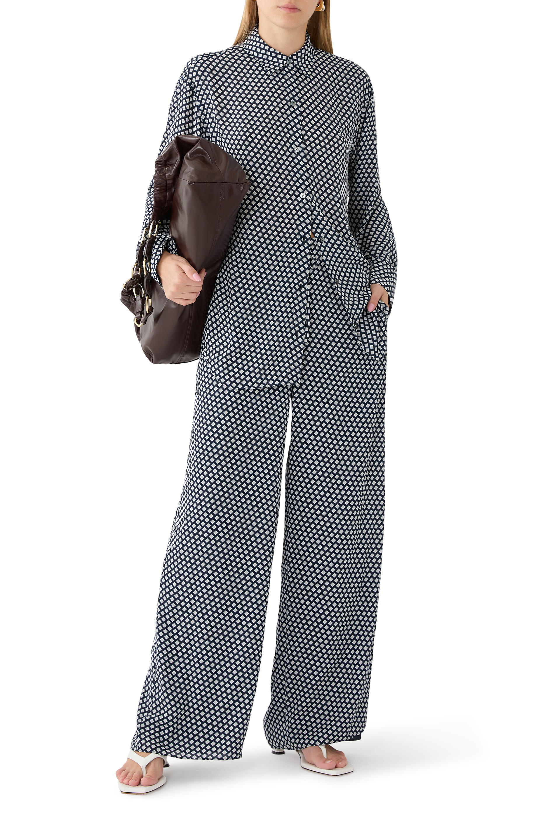 قميص بويفرند بنقشة هندسية مقسمة بألوان