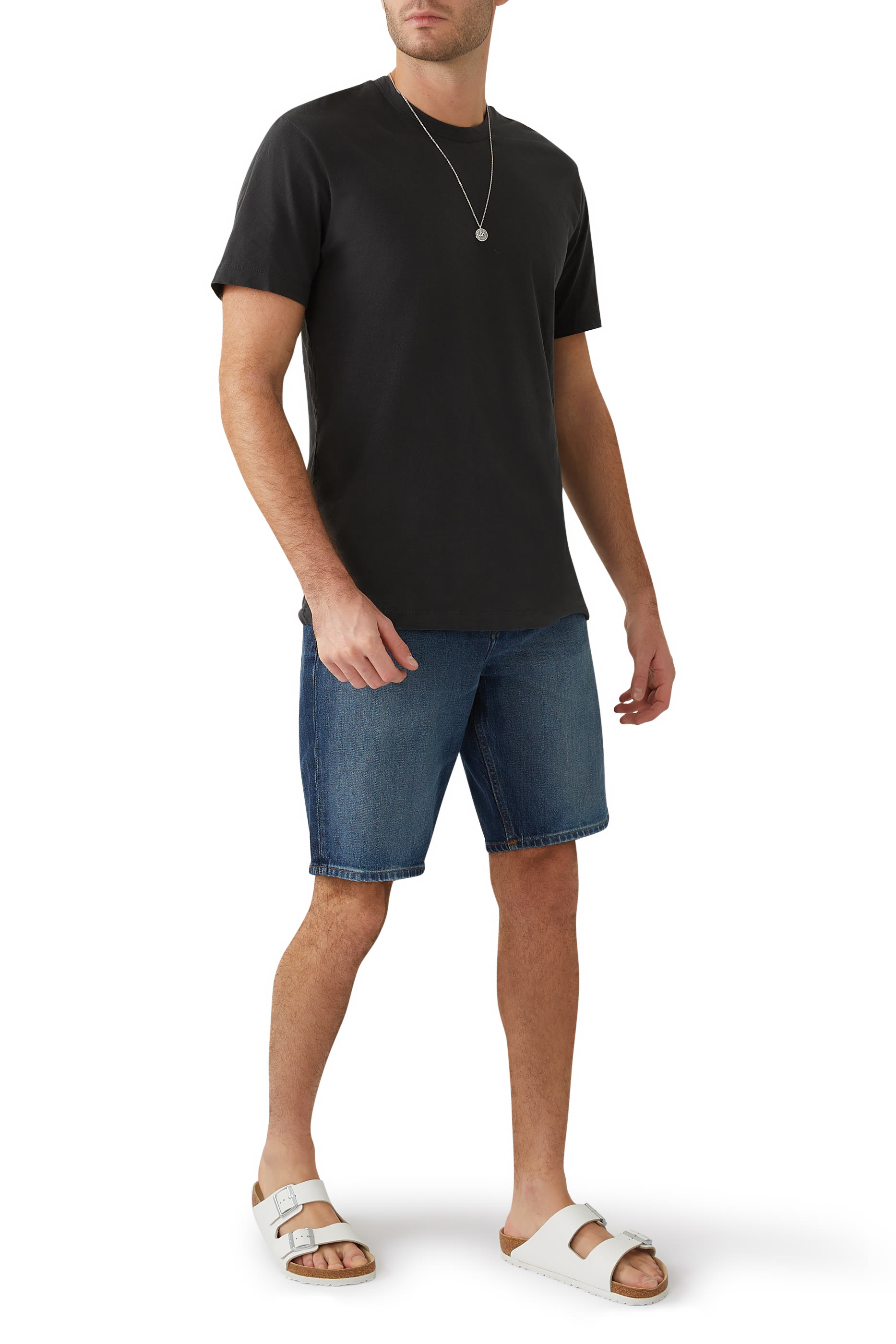 تيشيرت بياقة ضيقة وأكمام قصيرة