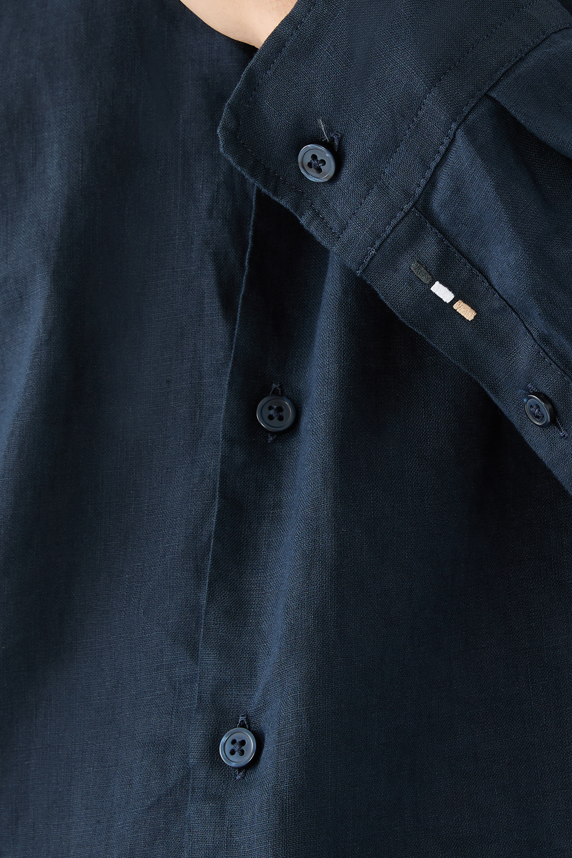 قميص بأكمام طويلة