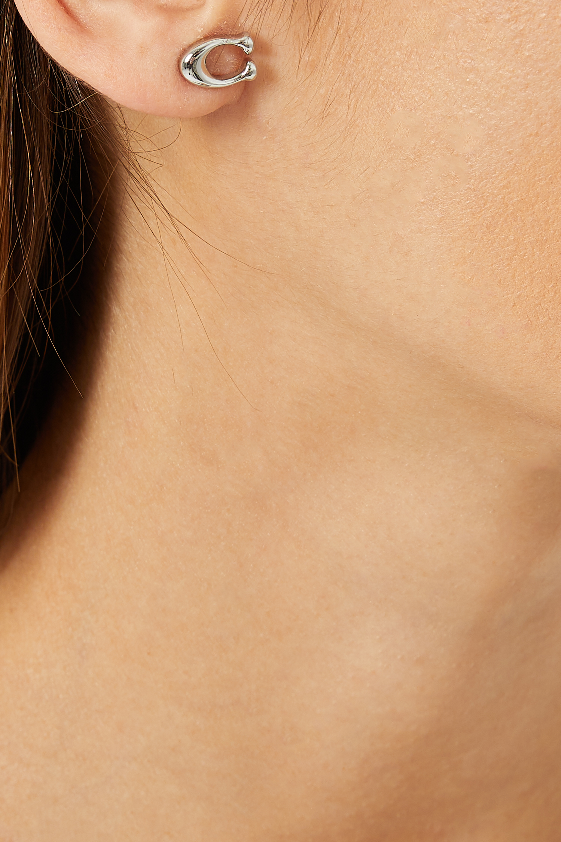 أقراط بتصميم شعار الماركة