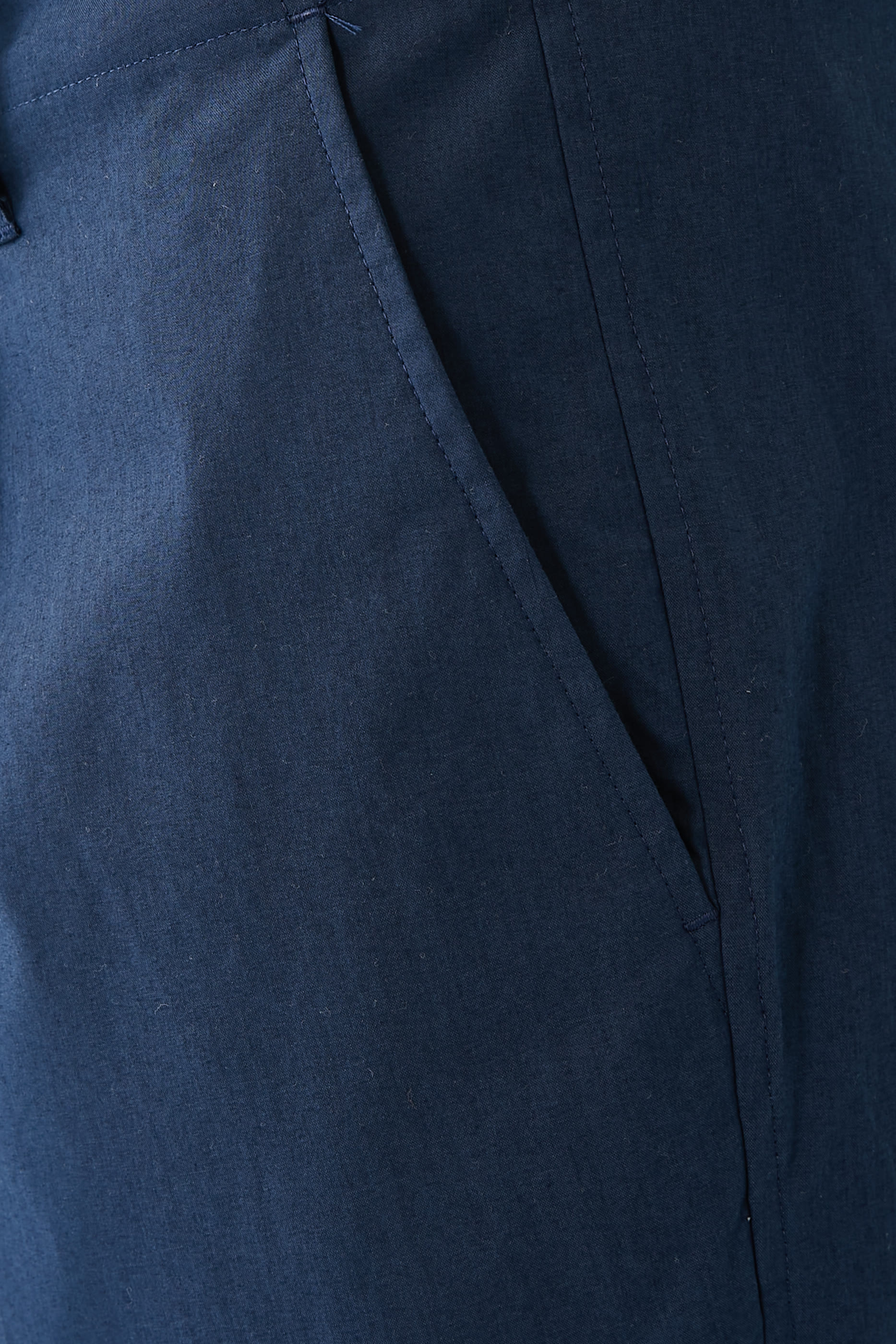 بنطال بقصة ساق تضيق بإتجاه الأسفل