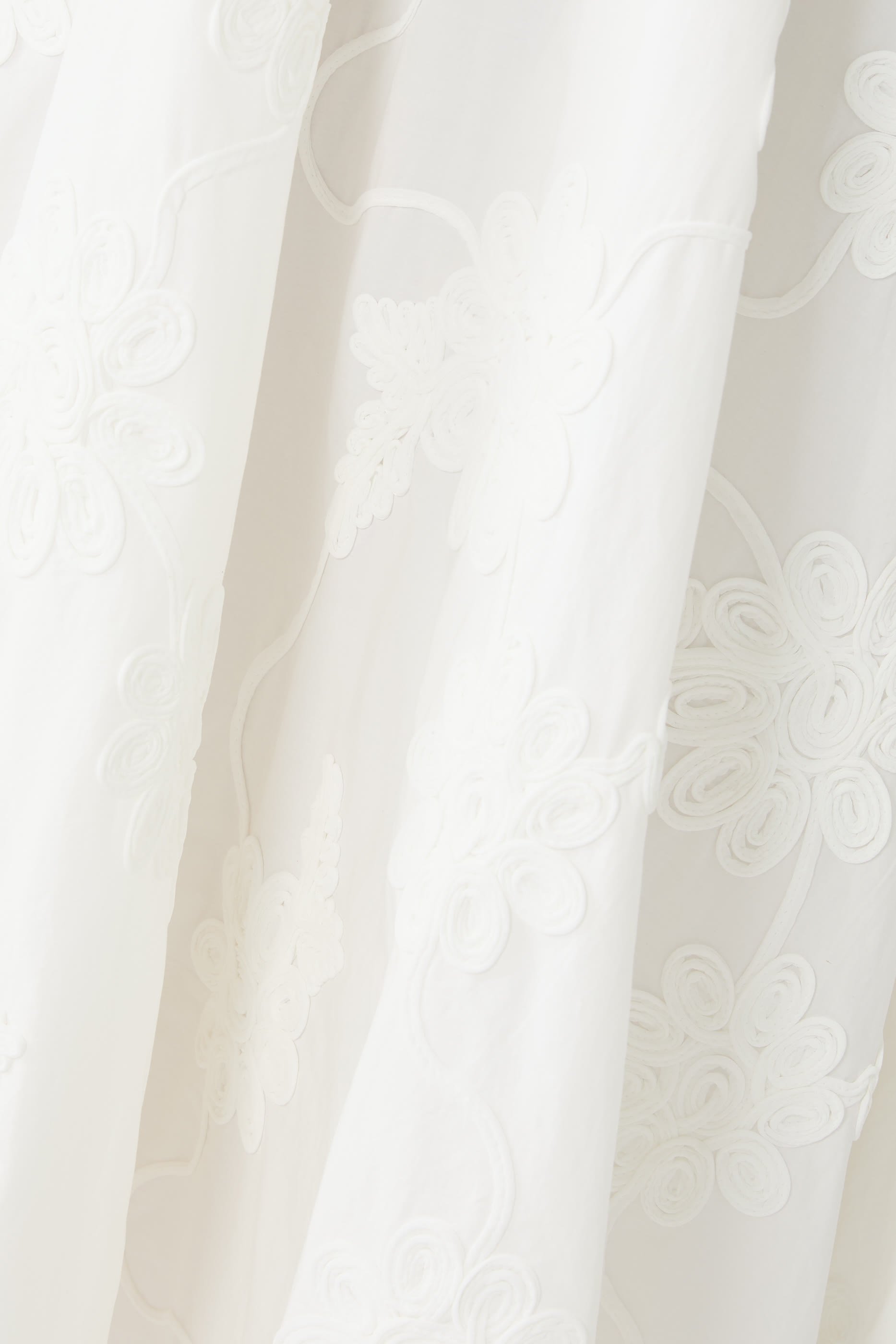 فستان بتطريزات زهور