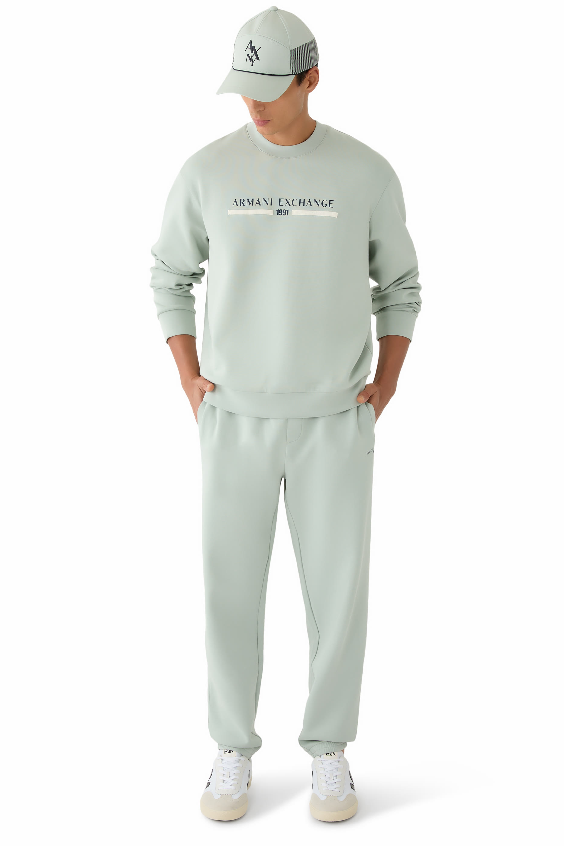 سويت شيرت بياقة ضيقة وشعار الماركة