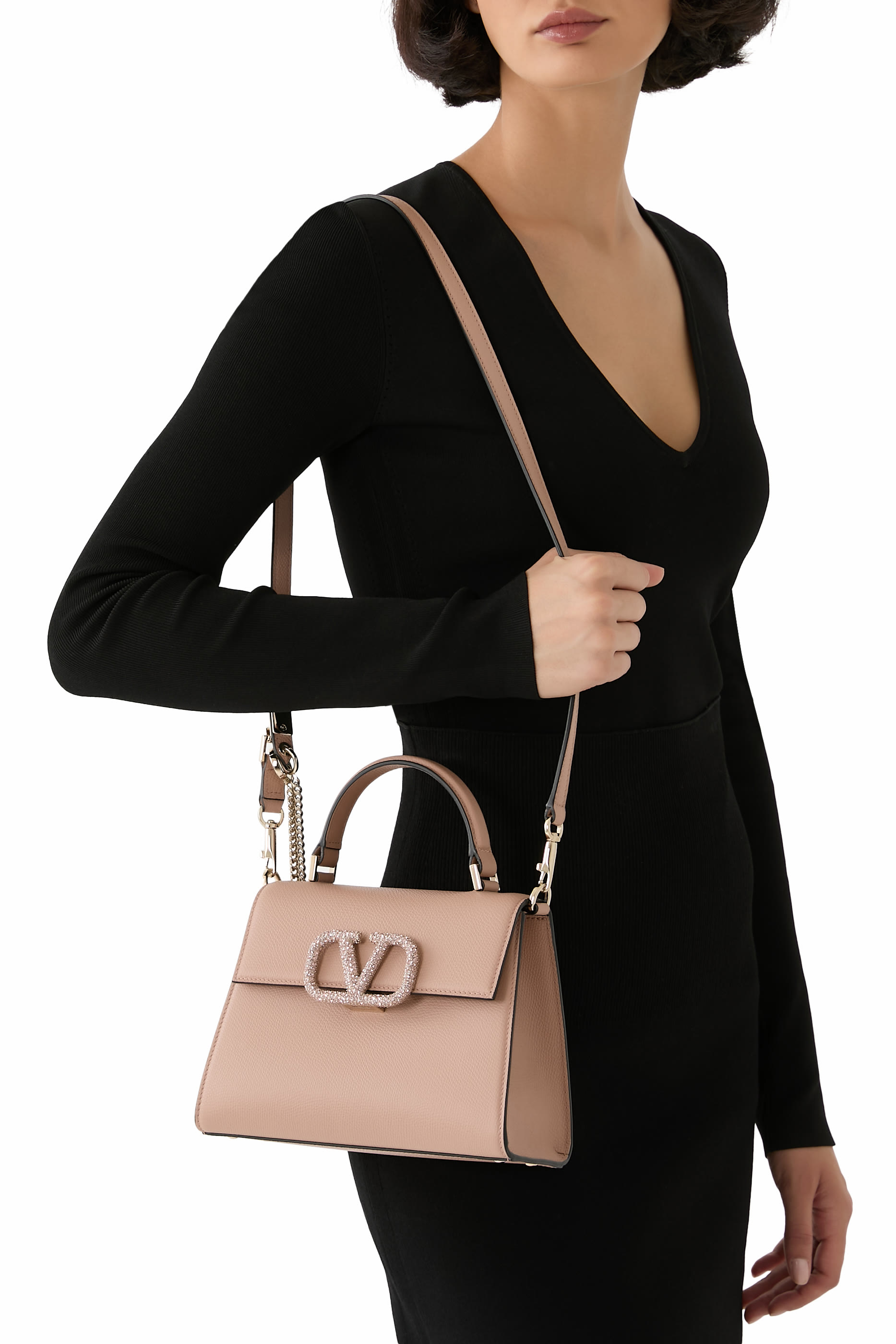 حقيبة يد صغيرة بشعار الماركة المرصع بأحجار براقة