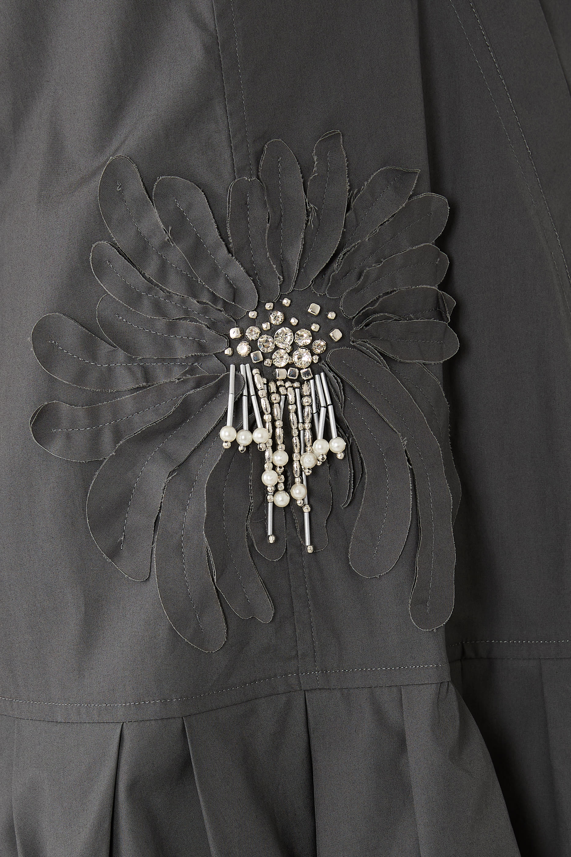 فستان درابيه بلا أكمام بتطريزات زهور بارزة الملمس