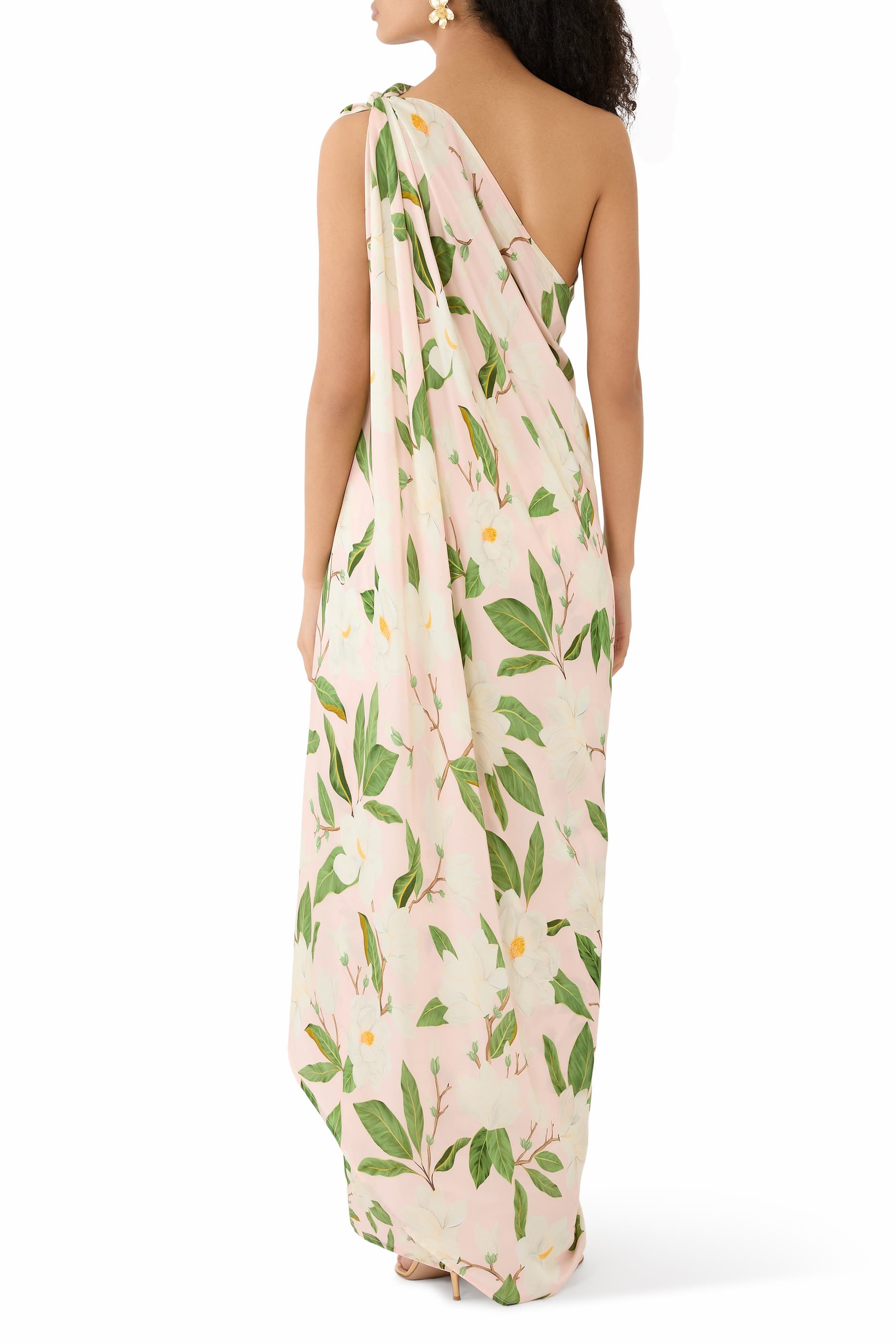 فستان طويل بكتف مكشوف وتصميم ملفوف