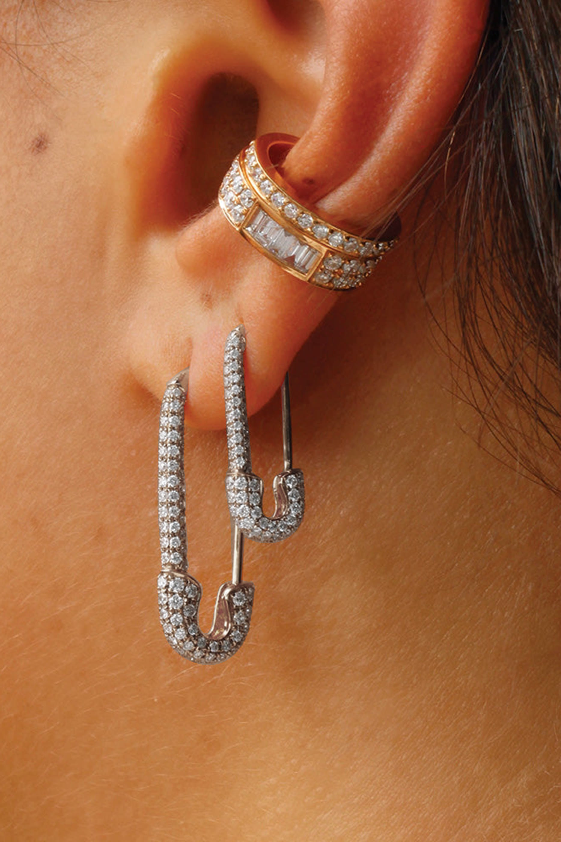 أقراط بتصميم دبوس مرصعة بالماس، ذهب أبيض عيار 18