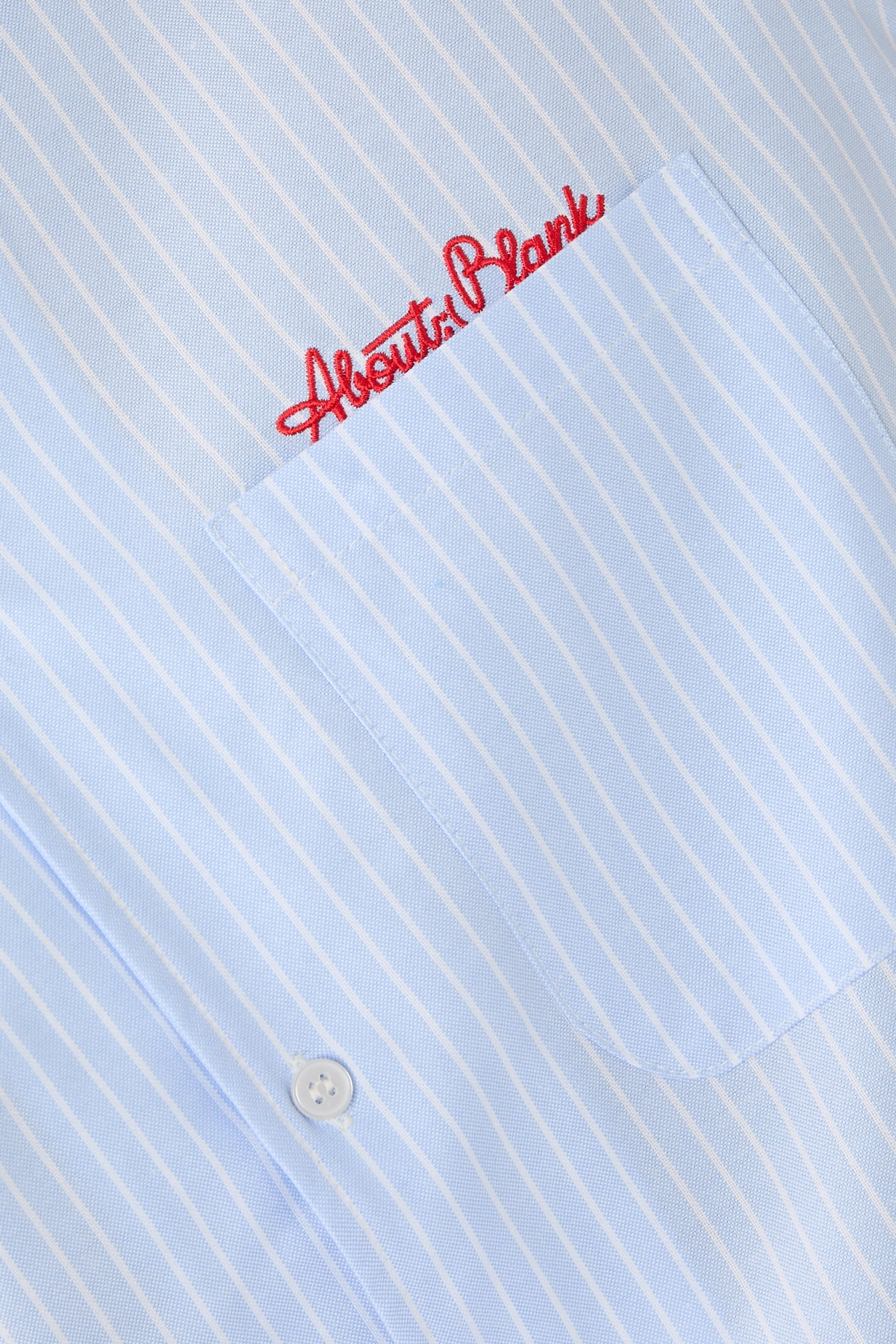 قميص بأكمام قصيرة مزين بشعار الماركة