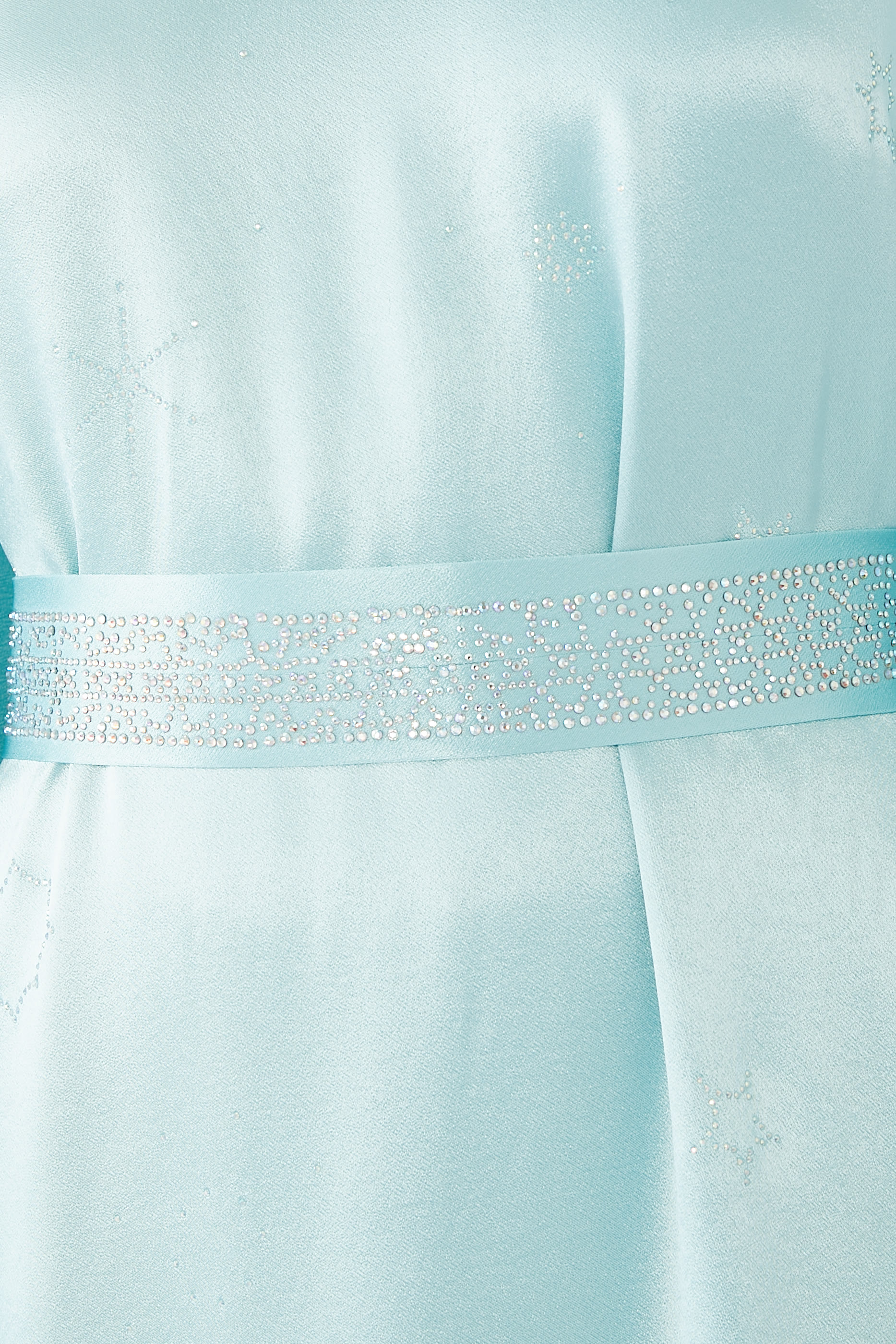 فستان طويل بتطريزات