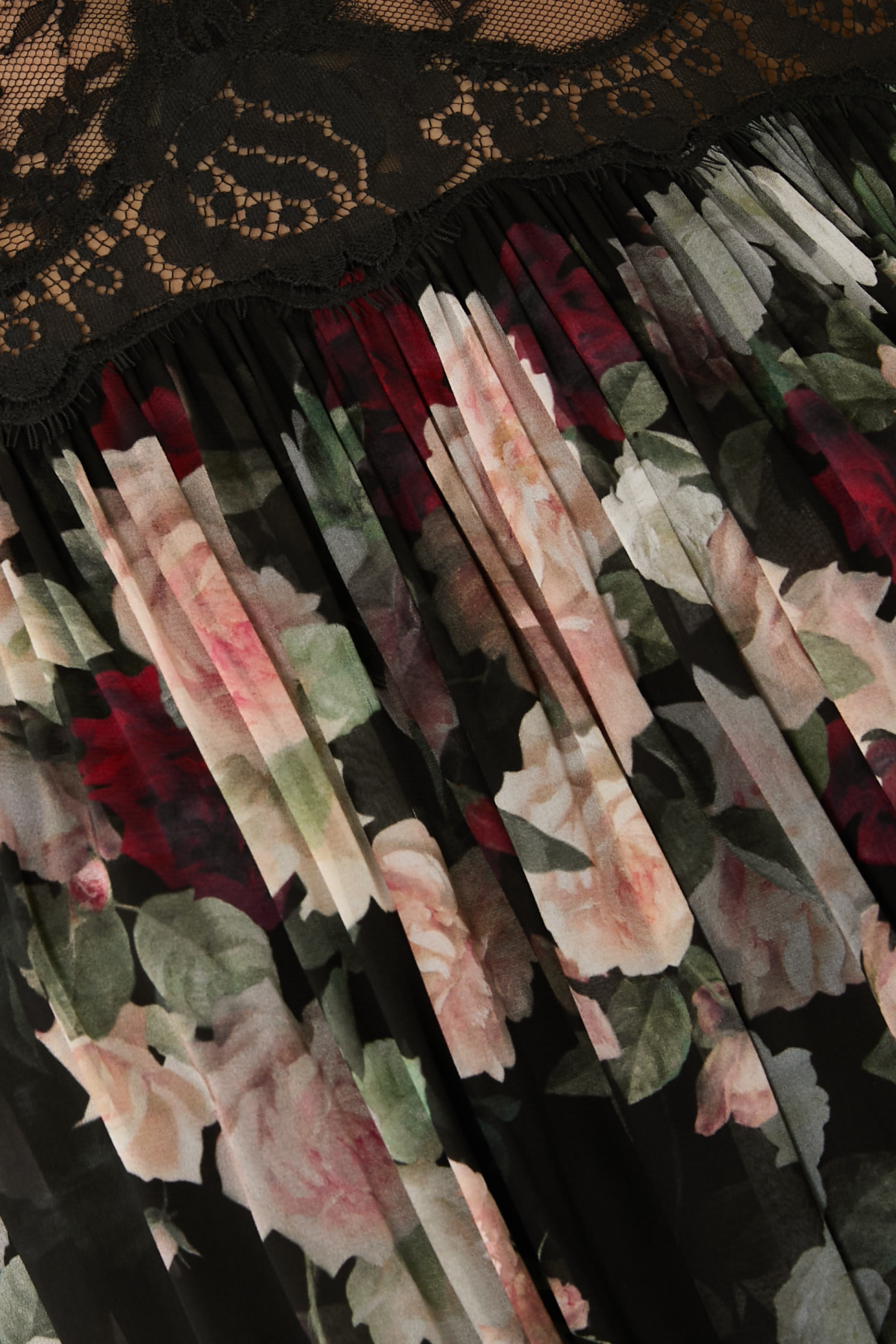 بلوزة بطيات ونقشة زهور دانتيل