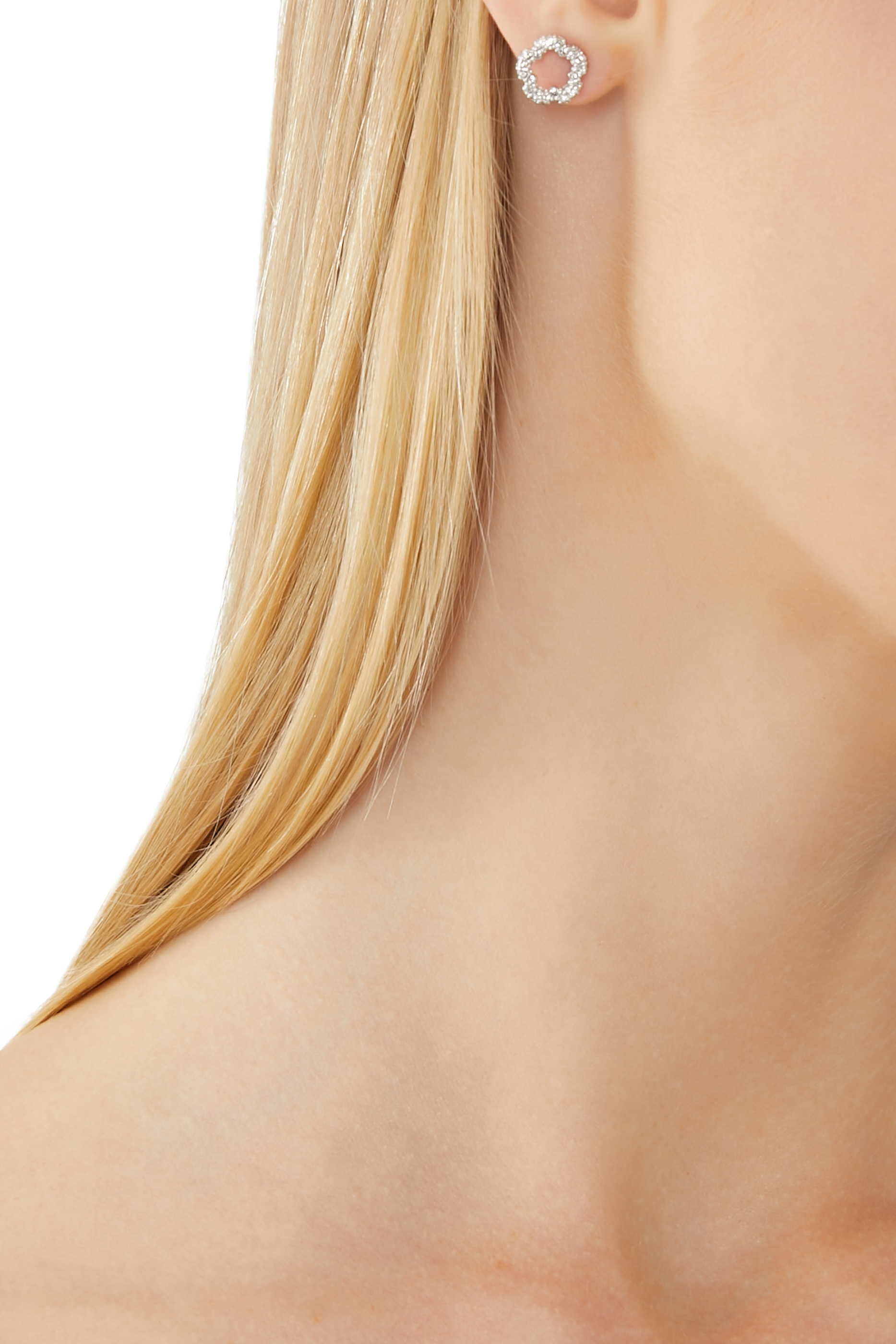 أقراط بتصميم زهرة الشاي مرصعة بأحجار بافيه