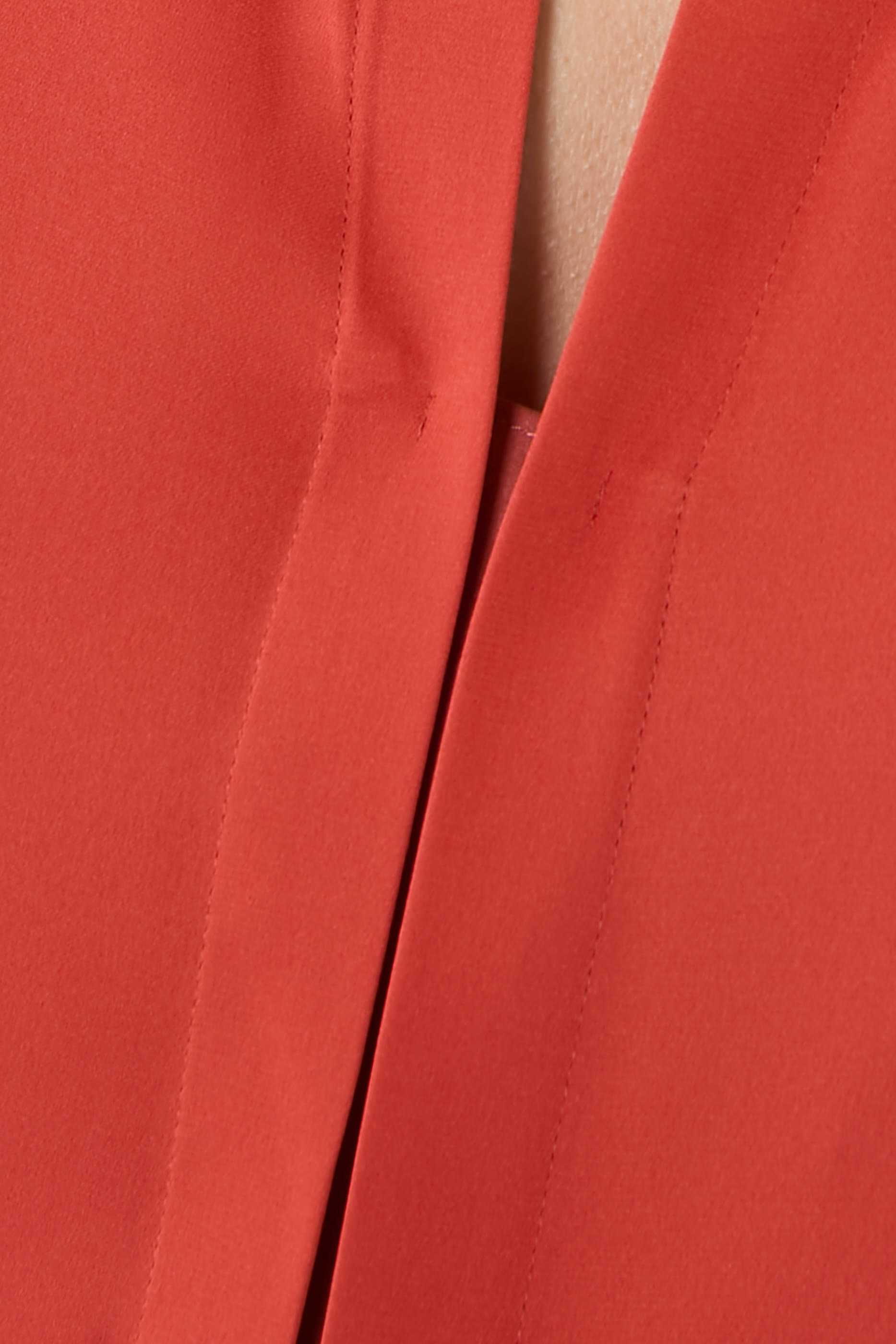 بلوزة بأكمام كاب وأزرار بلون مغاير حرير مطاطي