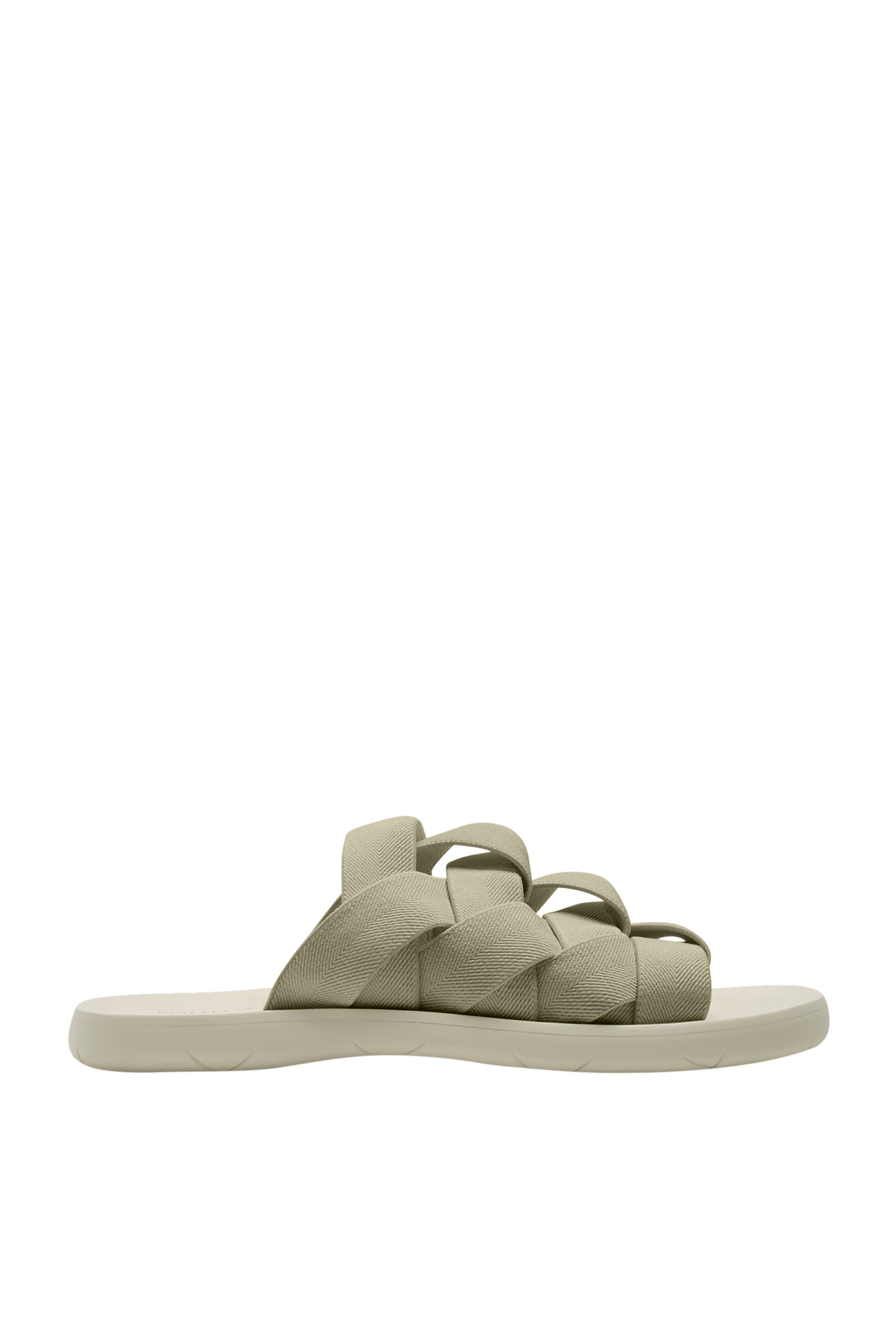 حذاء مفتوح بتصميم مجدول بكعب مسطح مطاطي