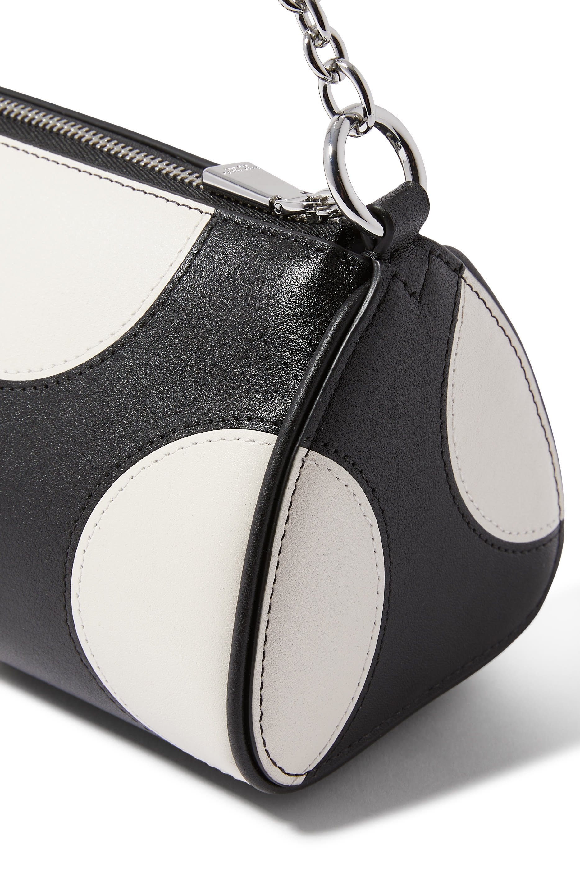 حقيبة صغيرة بشعار الماركة