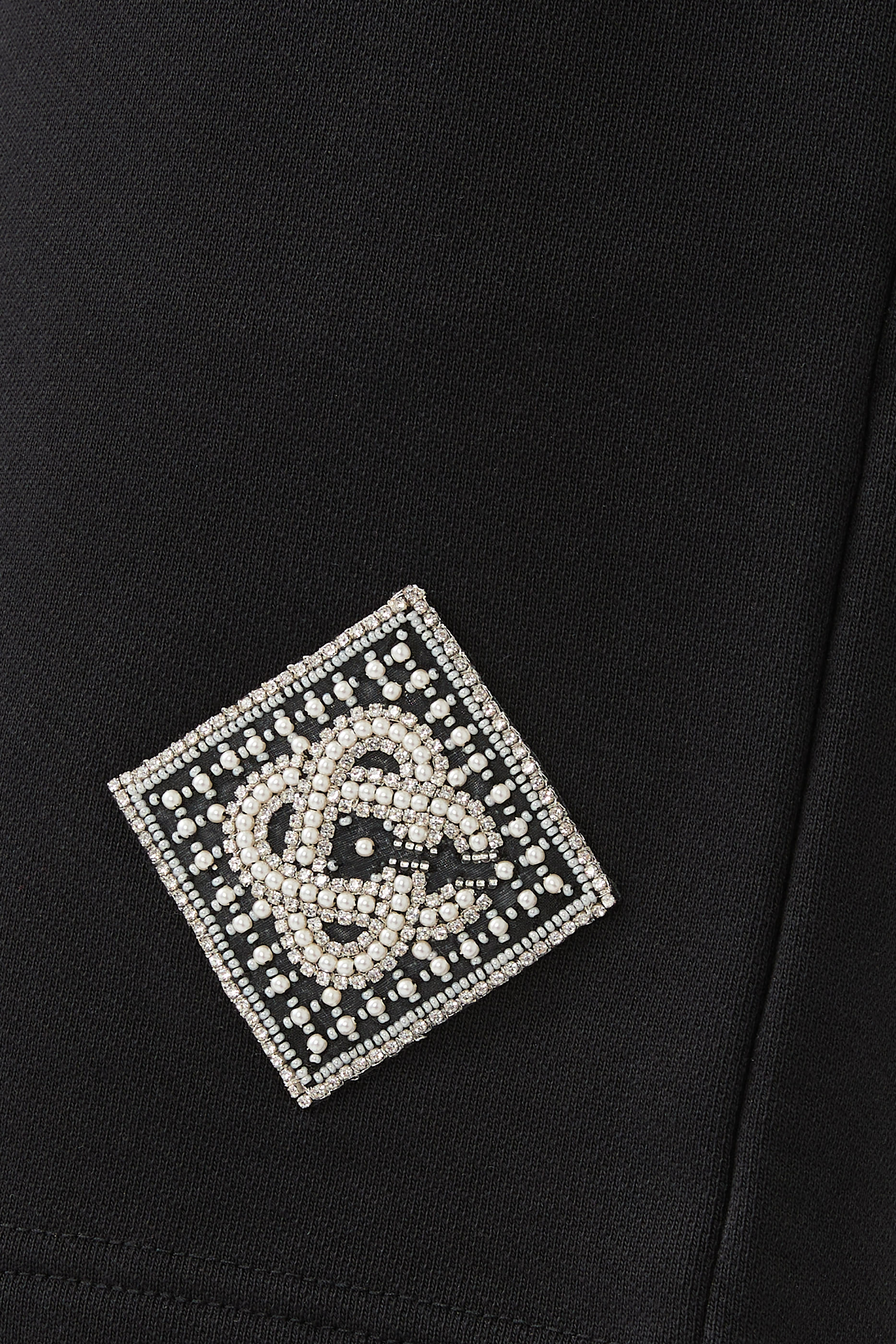 شورت رياضي مرصع بلؤلؤ وماس