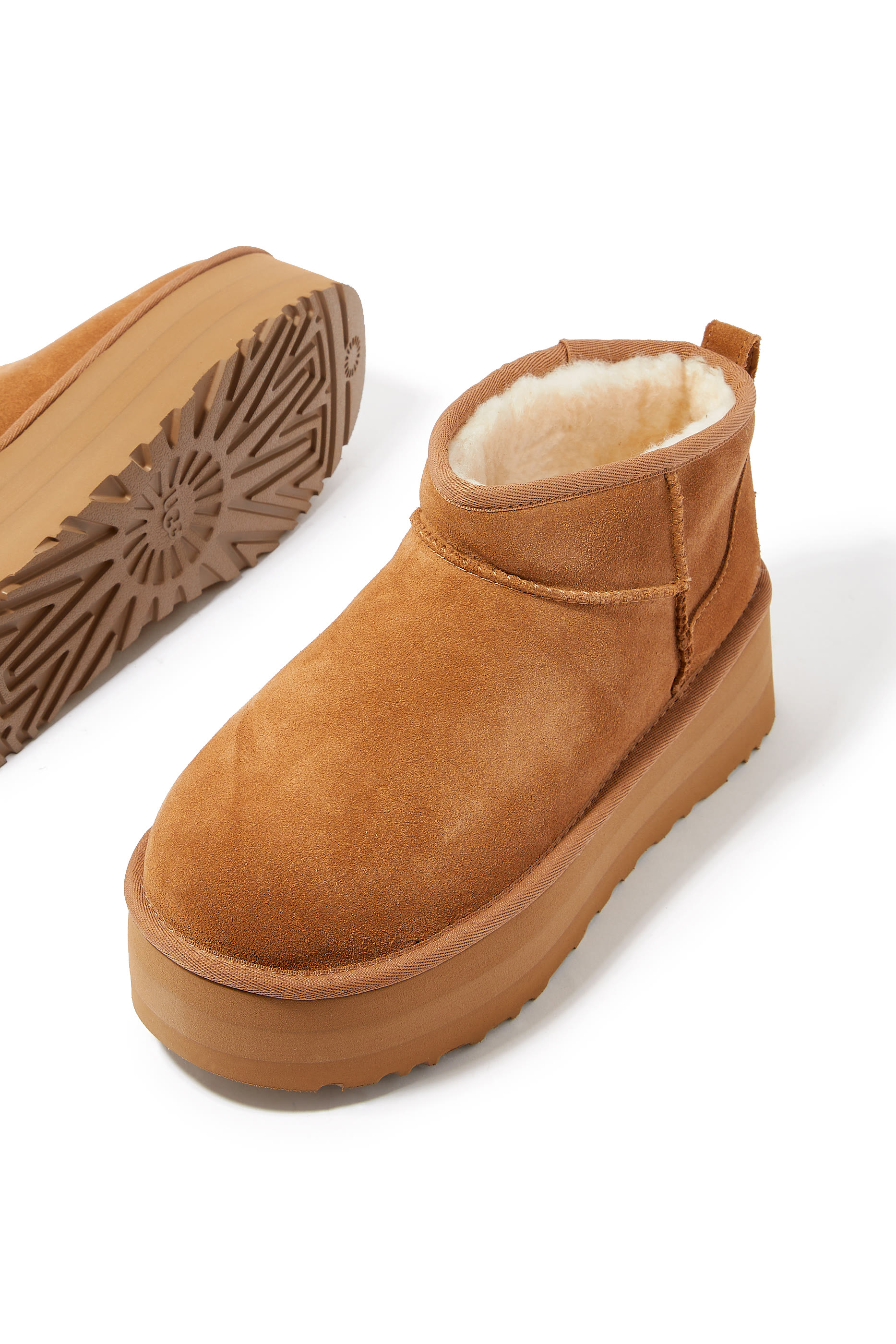 بوت كلاسيك قصير للغاية بنعل سميك