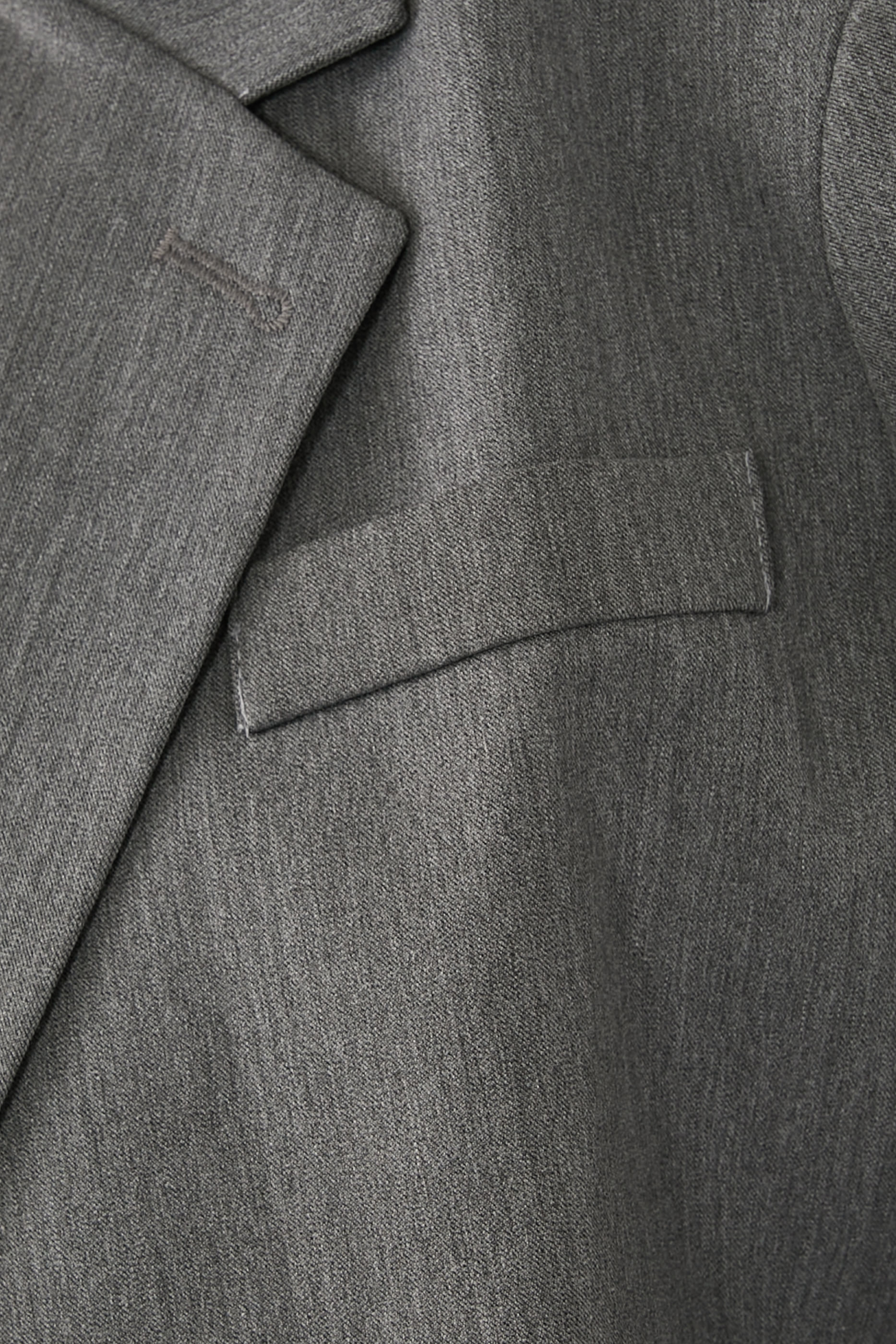 بلايزر قصير بياقة بطية شكل حرف V&rlm;