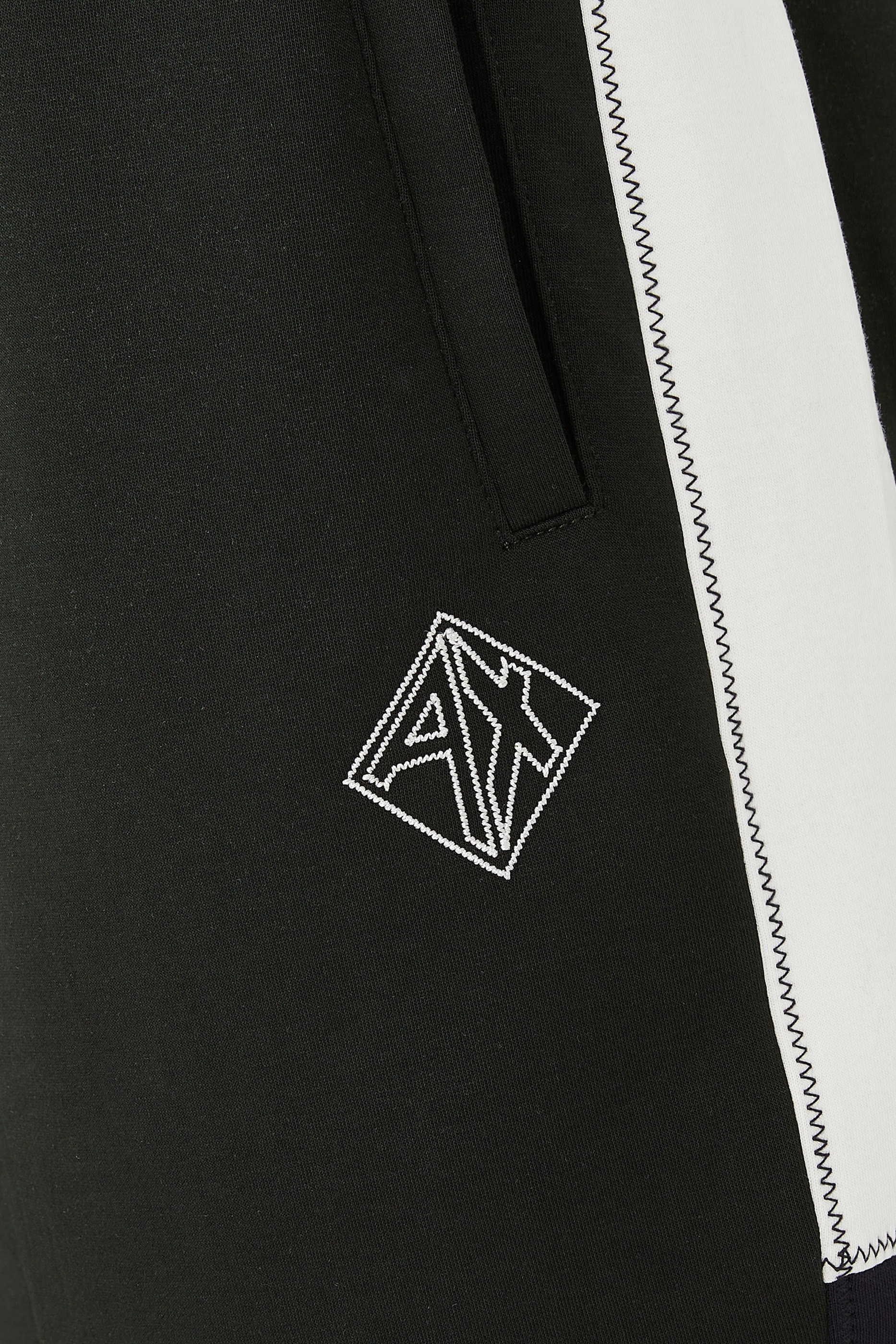 بنطال رياضي بشعار الماركة